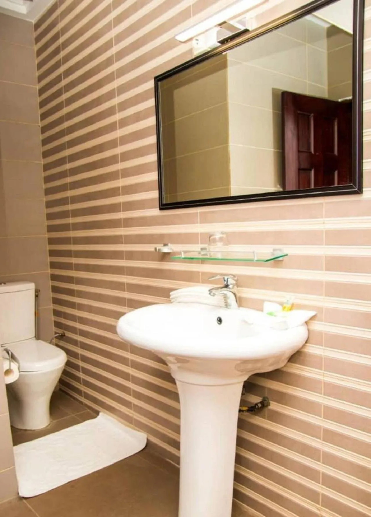 Toilet in Hôtel Guest House Quatre Saisons