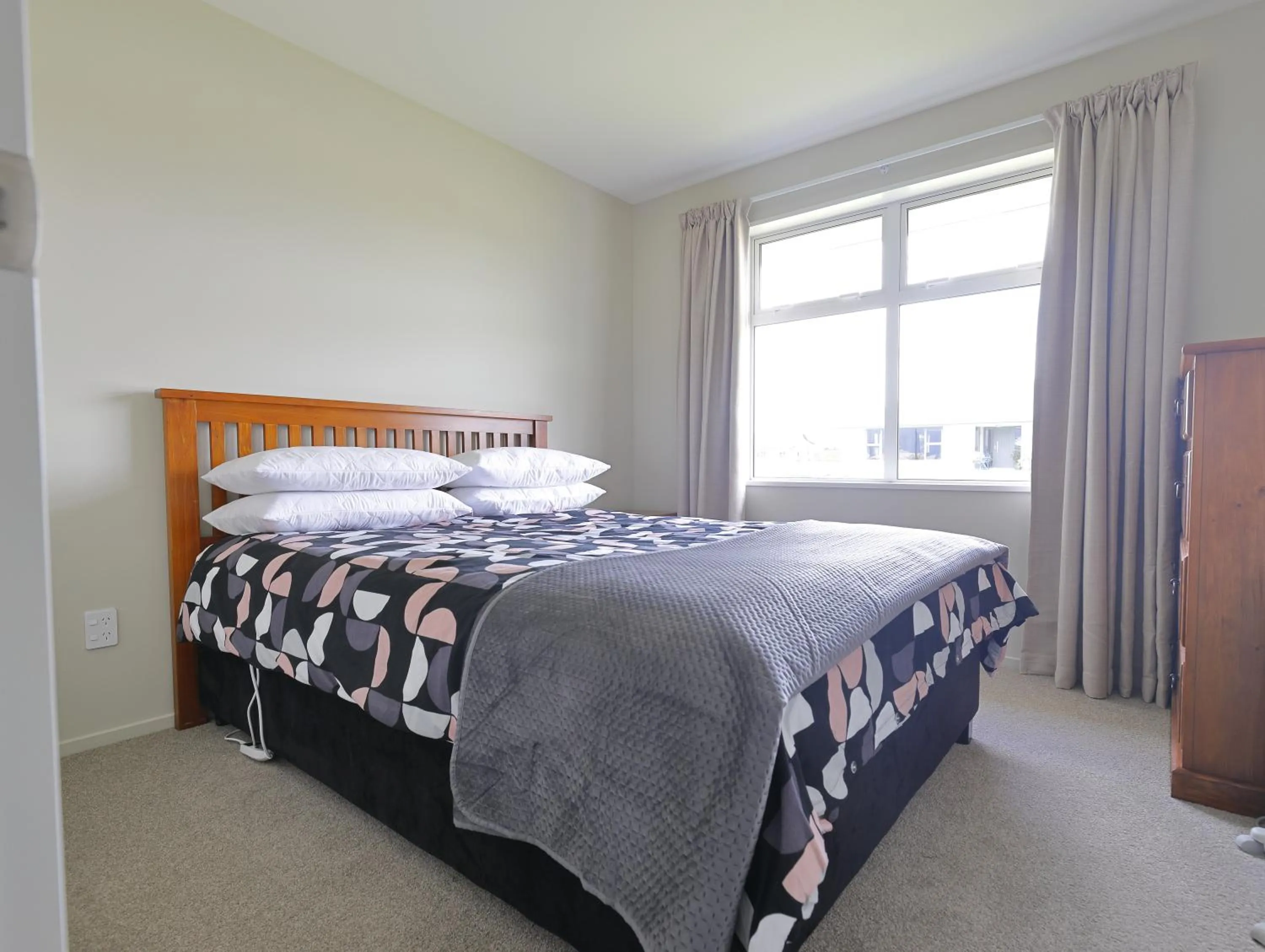 Property building, Bed in Fiordland Getaway - Te Anau Holiday Home