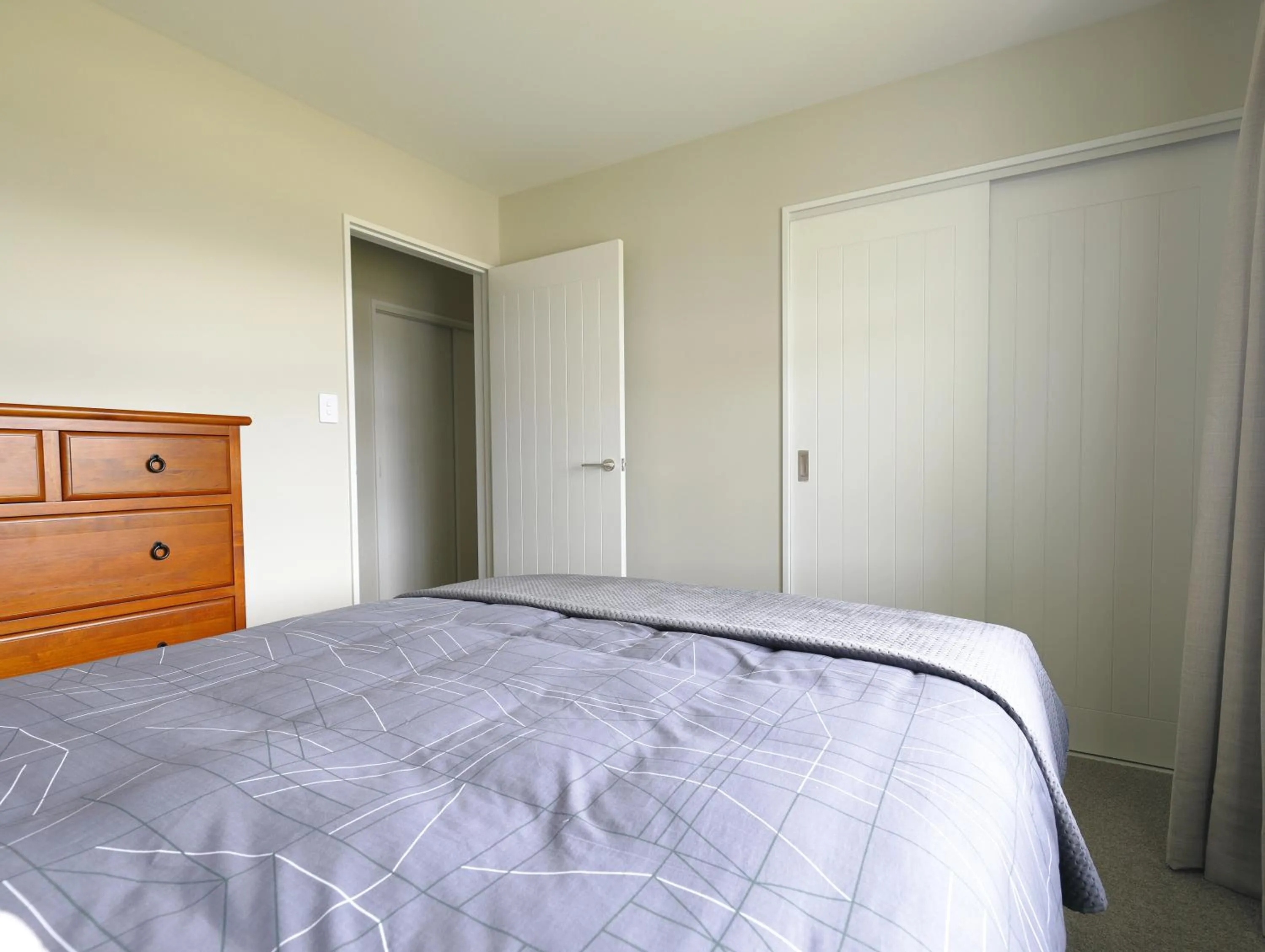Property building, Bed in Fiordland Getaway - Te Anau Holiday Home