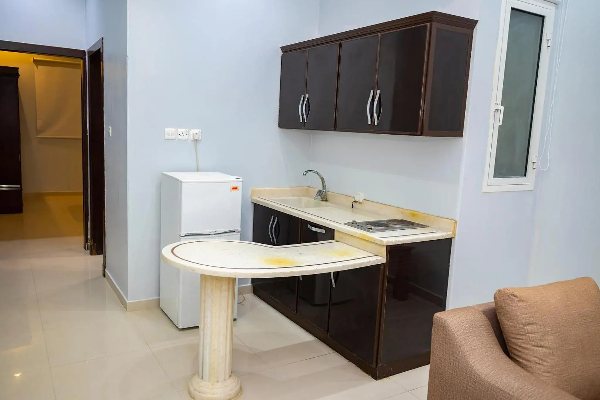 Kitchen or kitchenette in شقق اهلين اربعة للشقق المخدومة Kitchen or kitchenette in شقق اهلين اربعة للشقق المخدومة