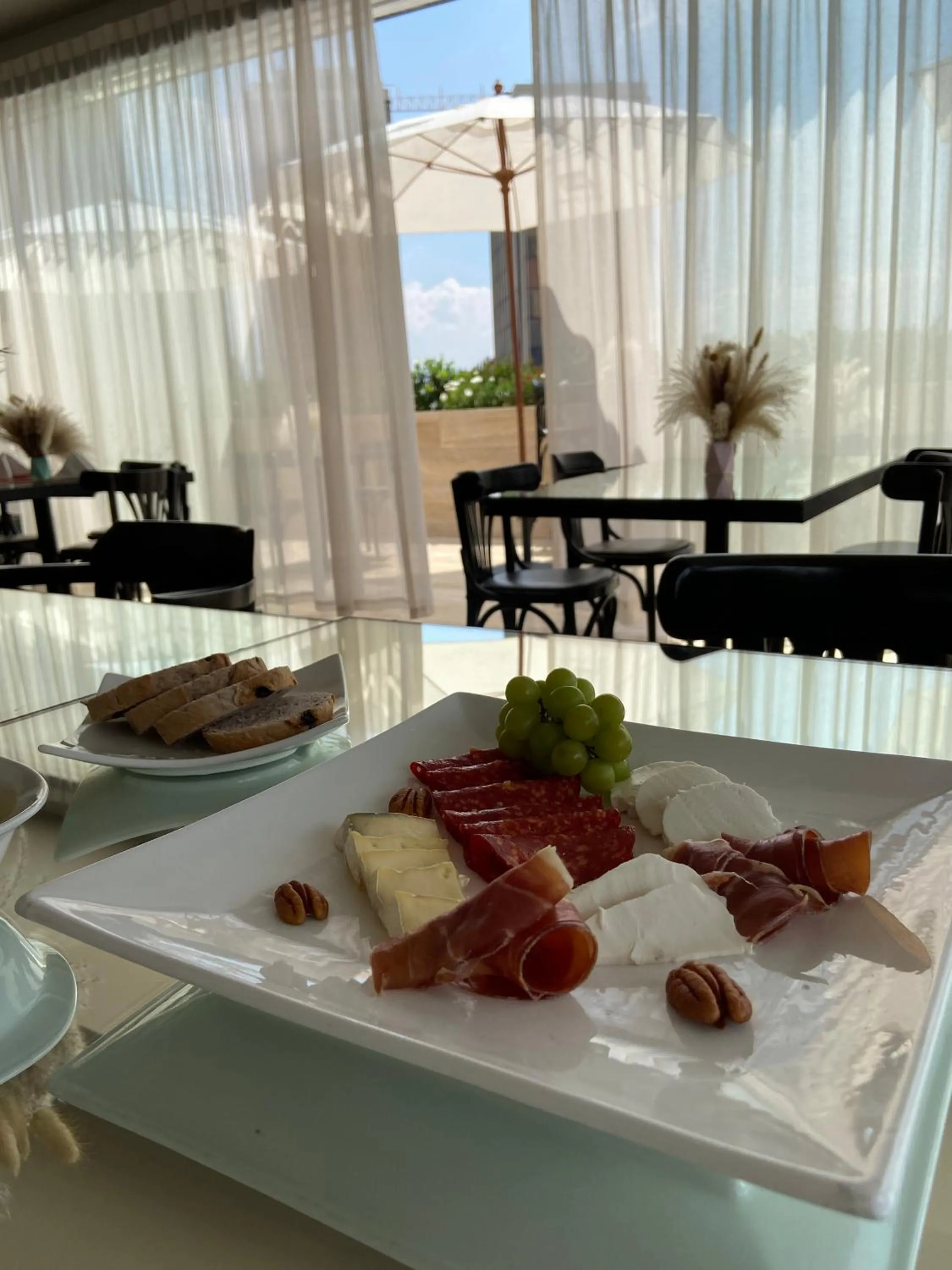 Restaurant/places to eat in Hotel Elements by Marquis