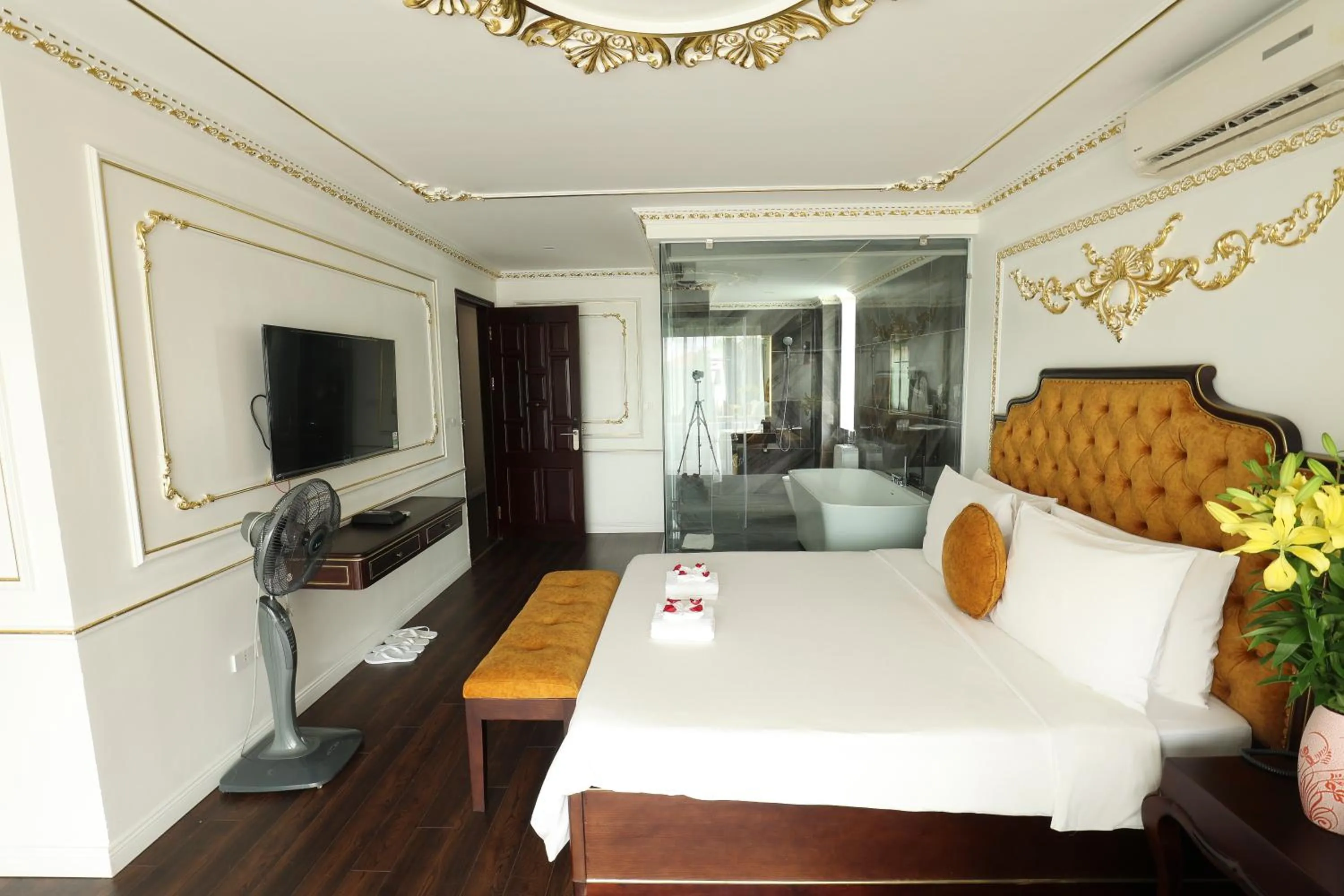 Photo of the whole room, Bed in Hoàng Gia Xa La Boutique Hotel