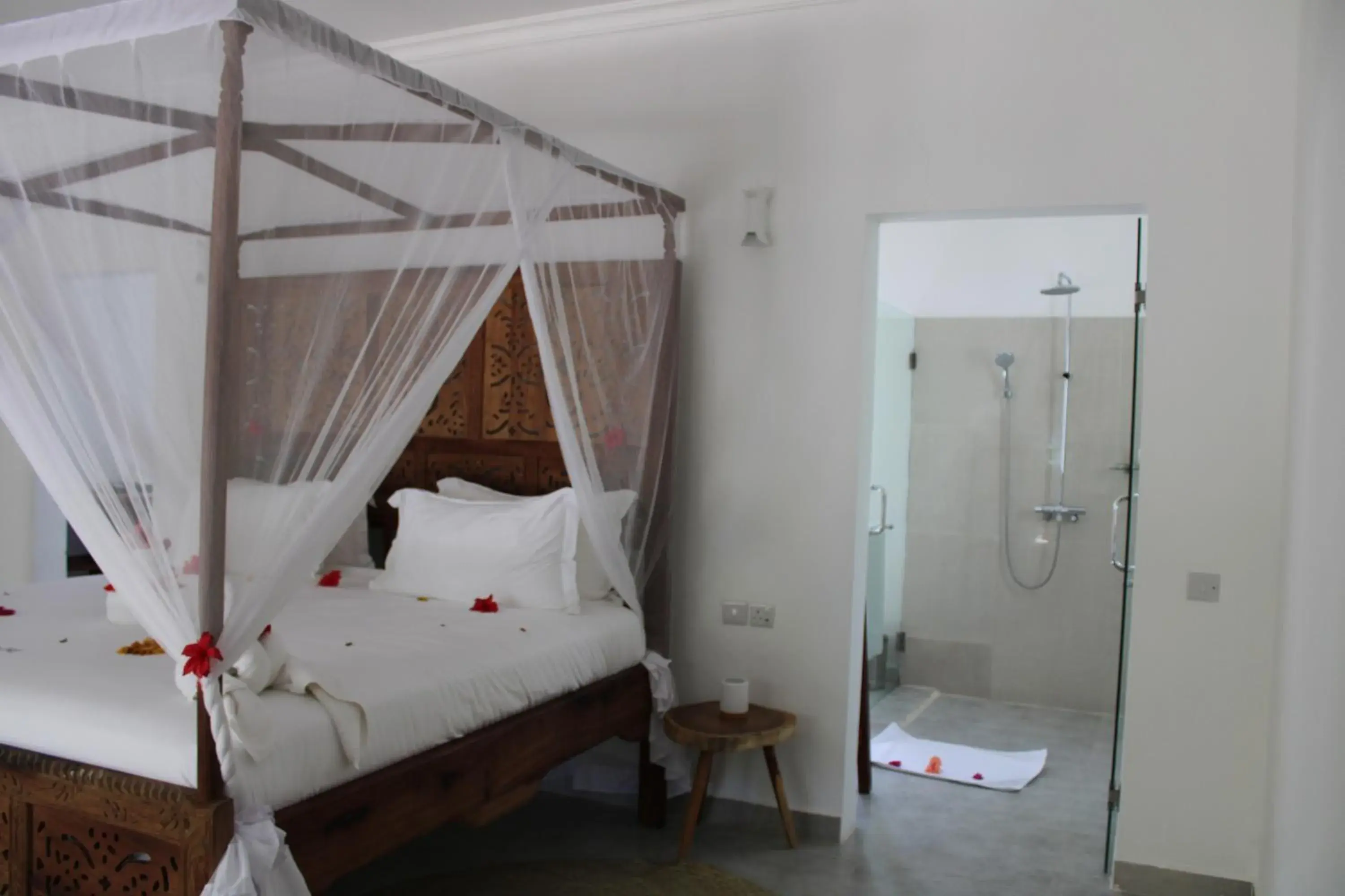 Shower, Bed in Kivuli Beach Resort Paje Shower, Bed in Kivuli Beach Resort Paje