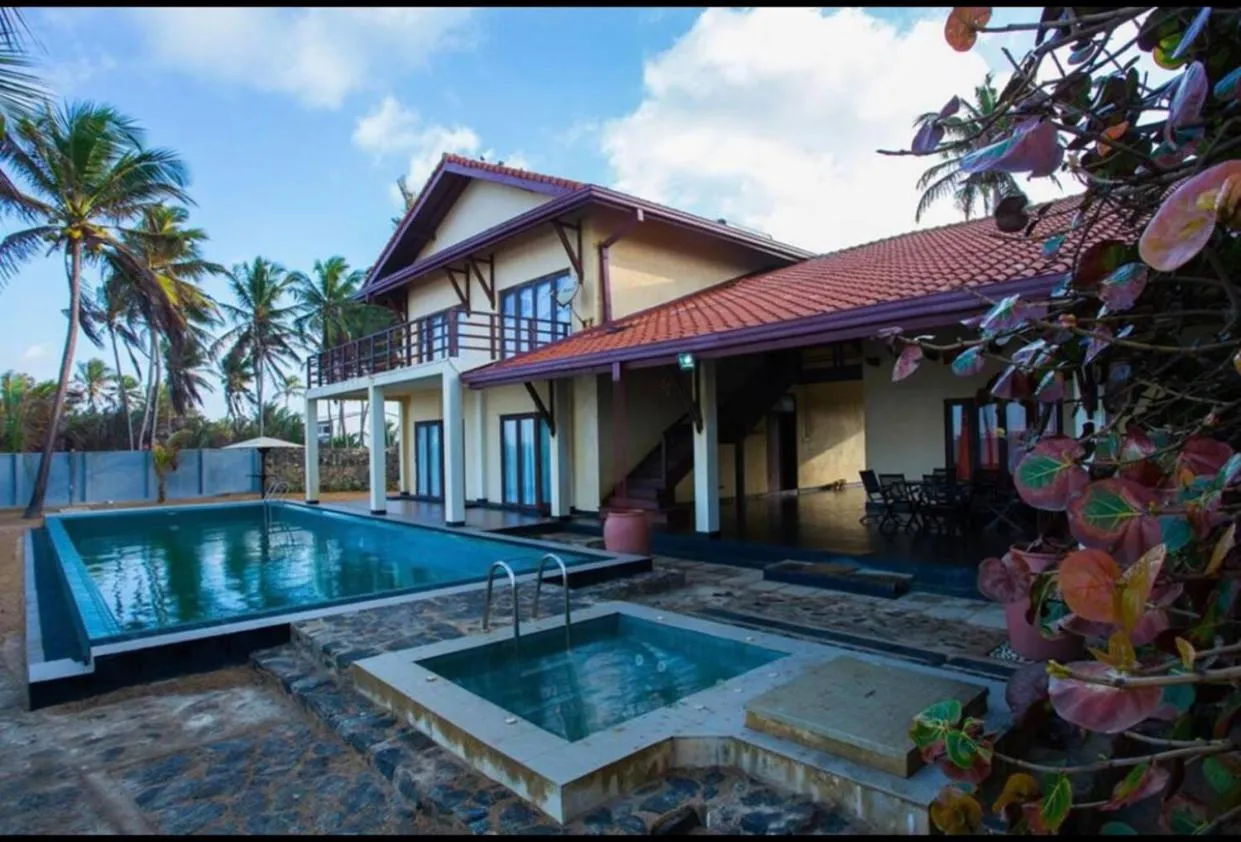 Swimming pool in Reef Bungalow Hotel