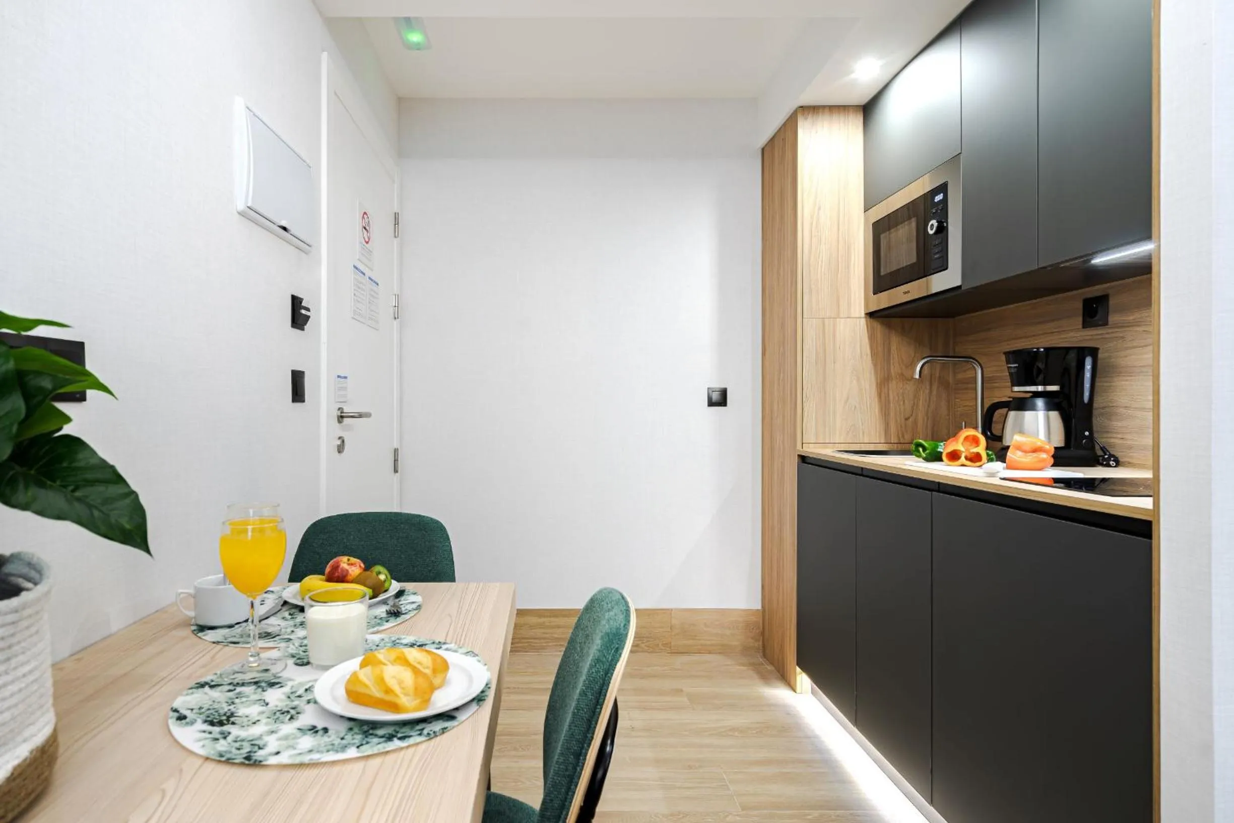 Dining area in Feelathome Ventas Suites