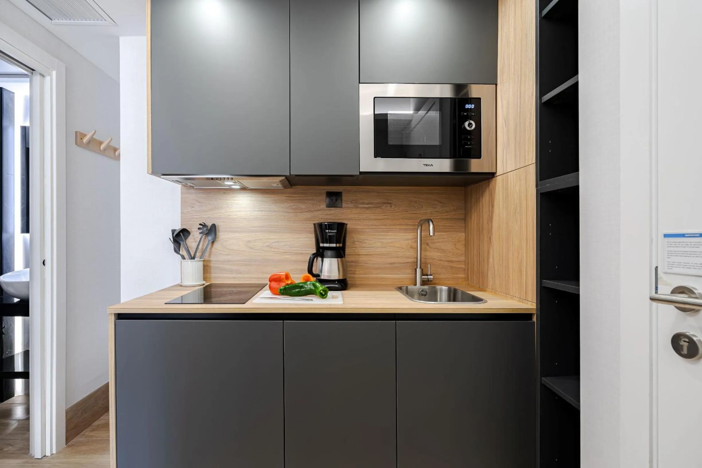 Coffee/tea facilities in Feelathome Ventas Suites