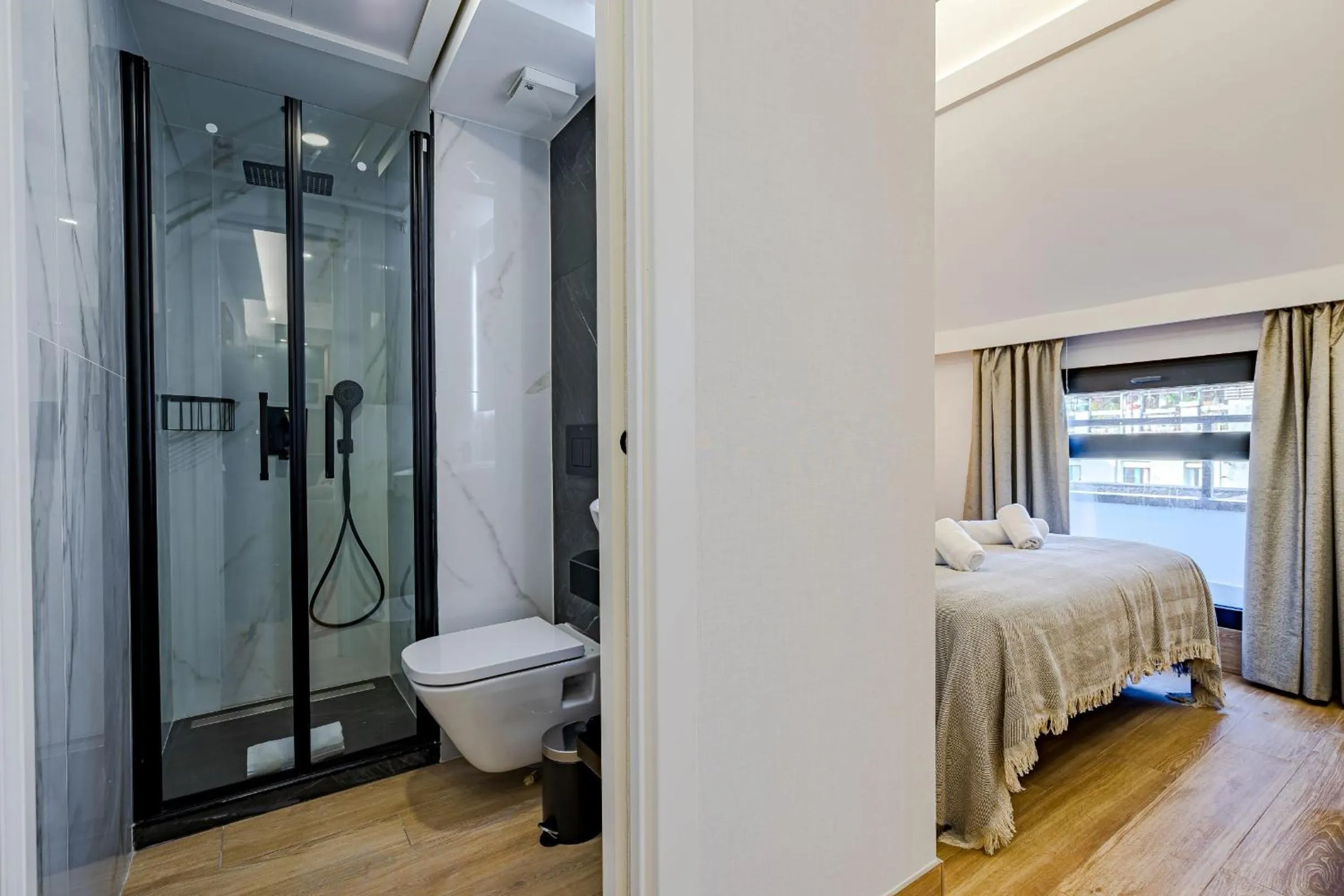 Shower, Bed in Feelathome Ventas Suites