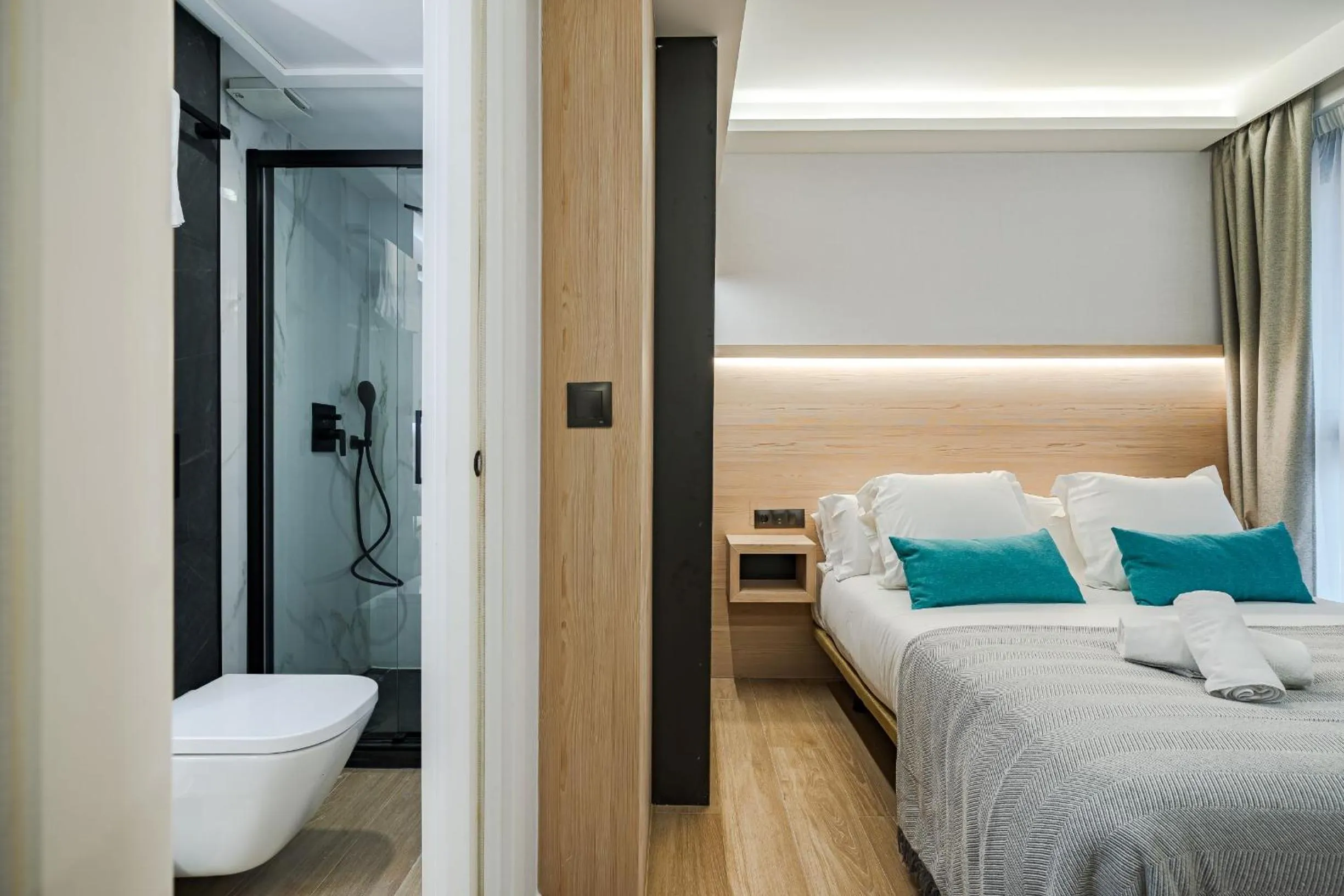 Shower, Bed in Feelathome Ventas Suites