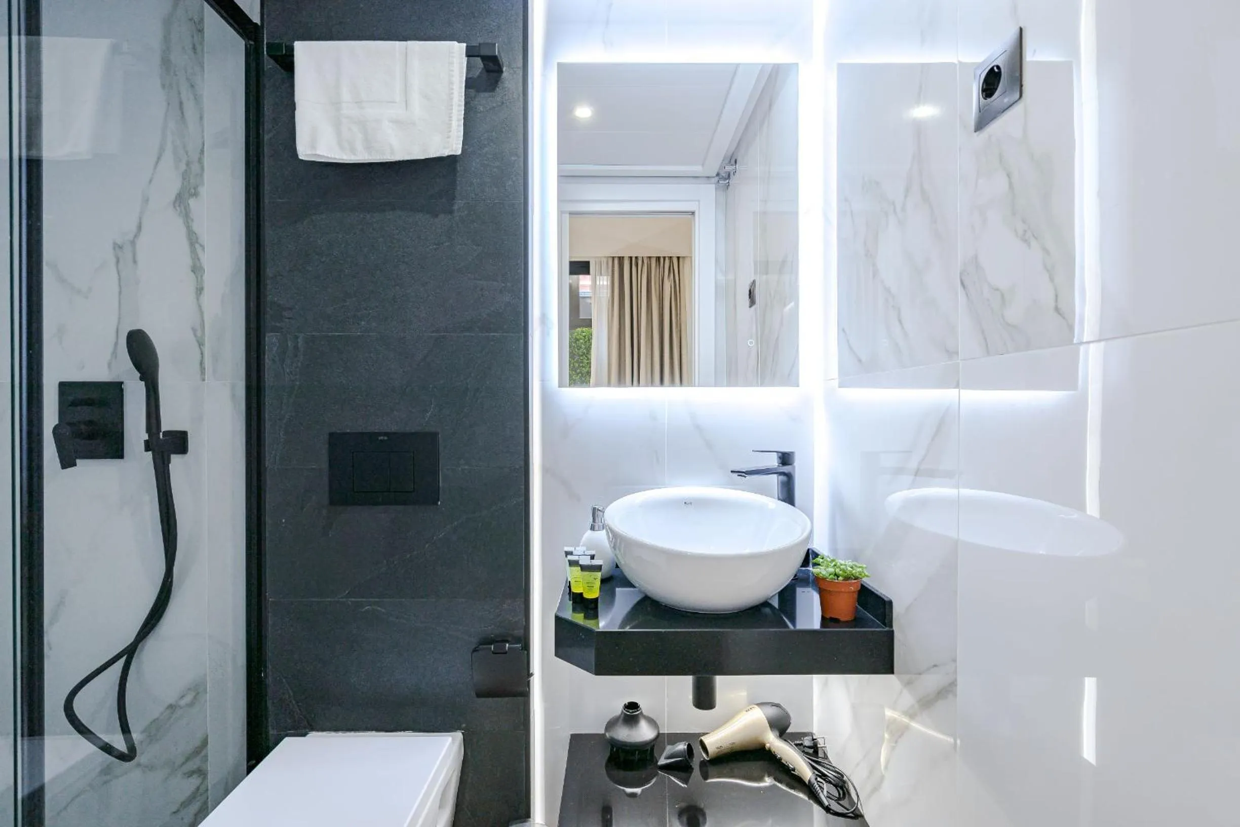 Shower in Feelathome Ventas Suites