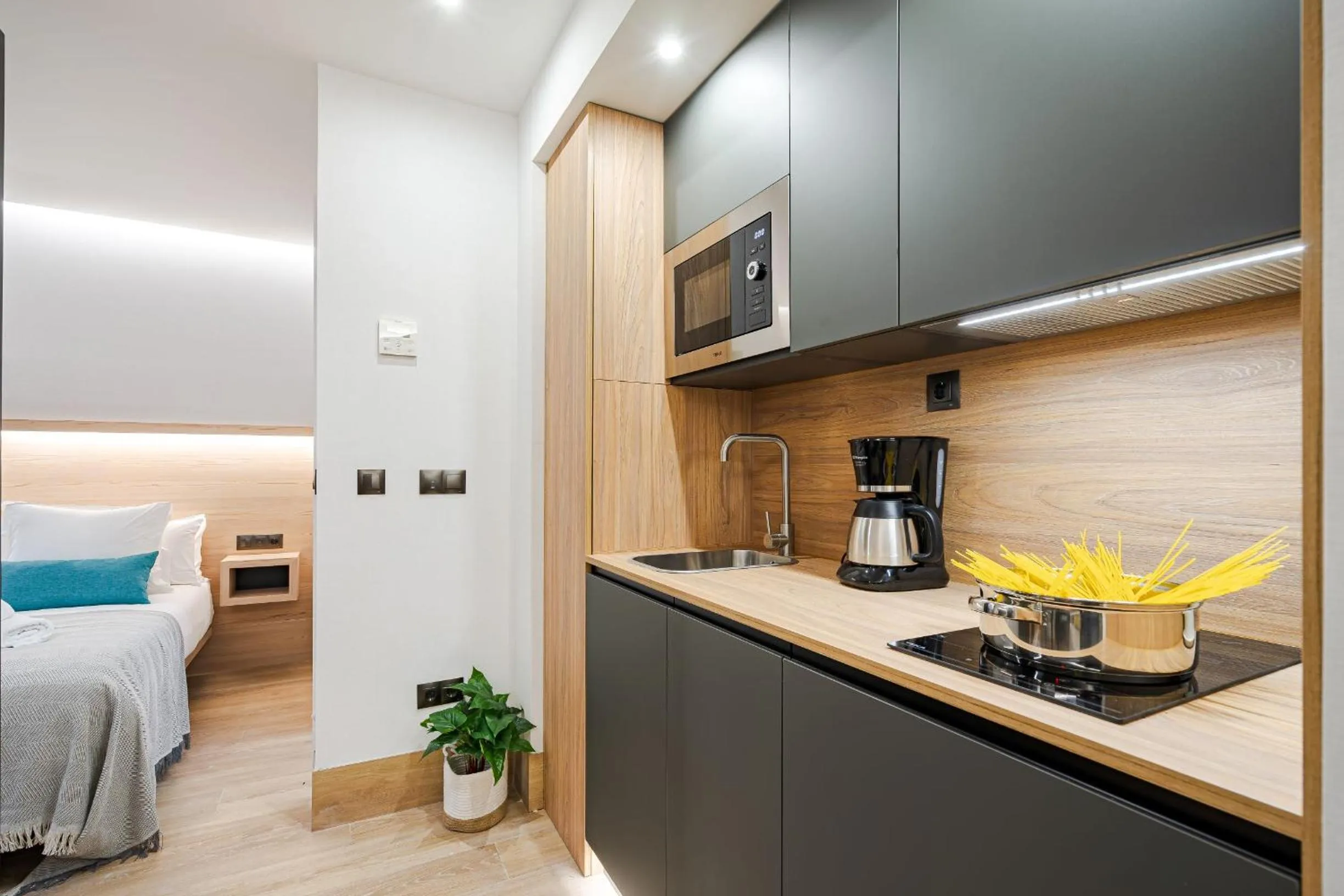 Coffee/tea facilities, Bed in Feelathome Ventas Suites