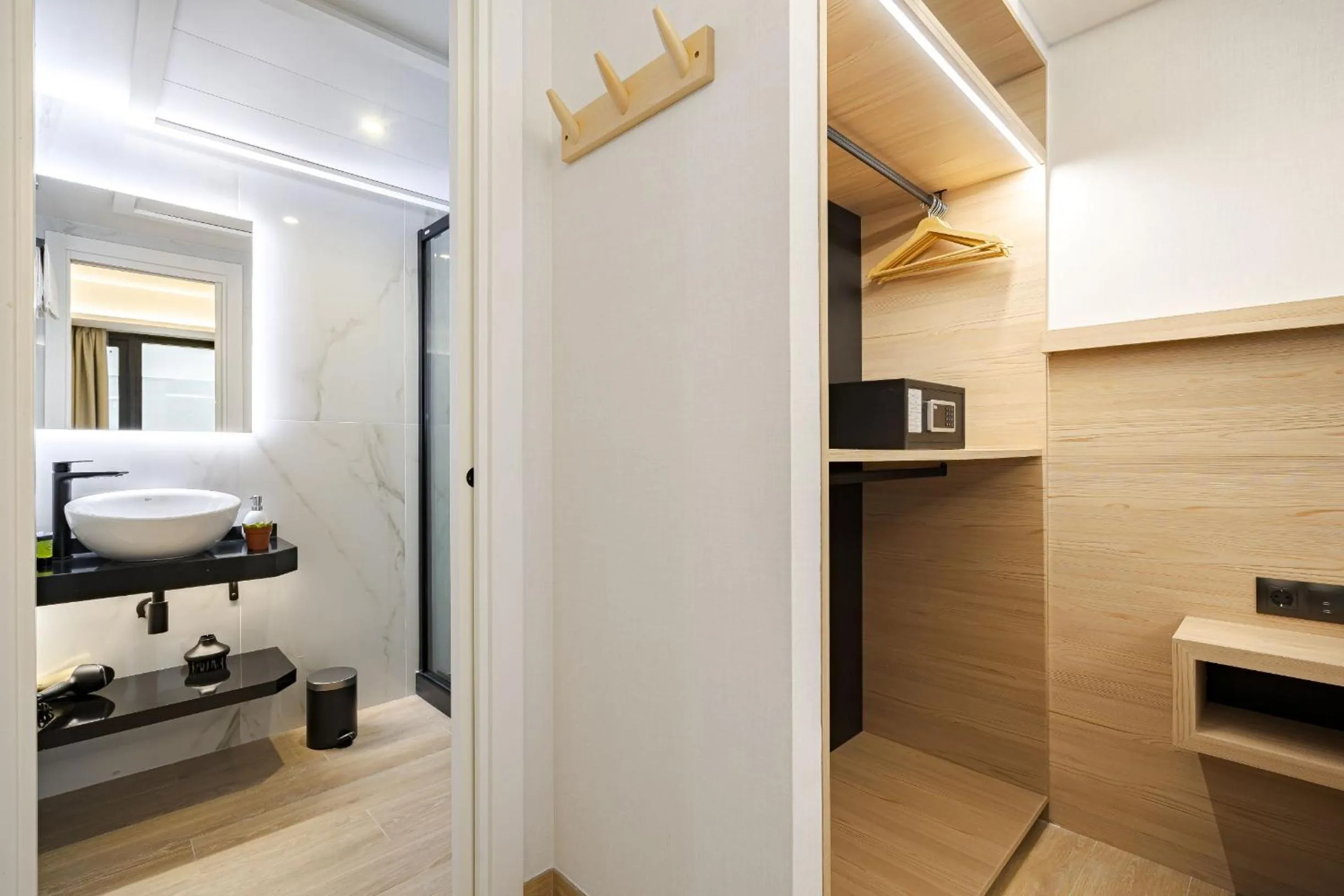 Bathroom in Feelathome Ventas Suites