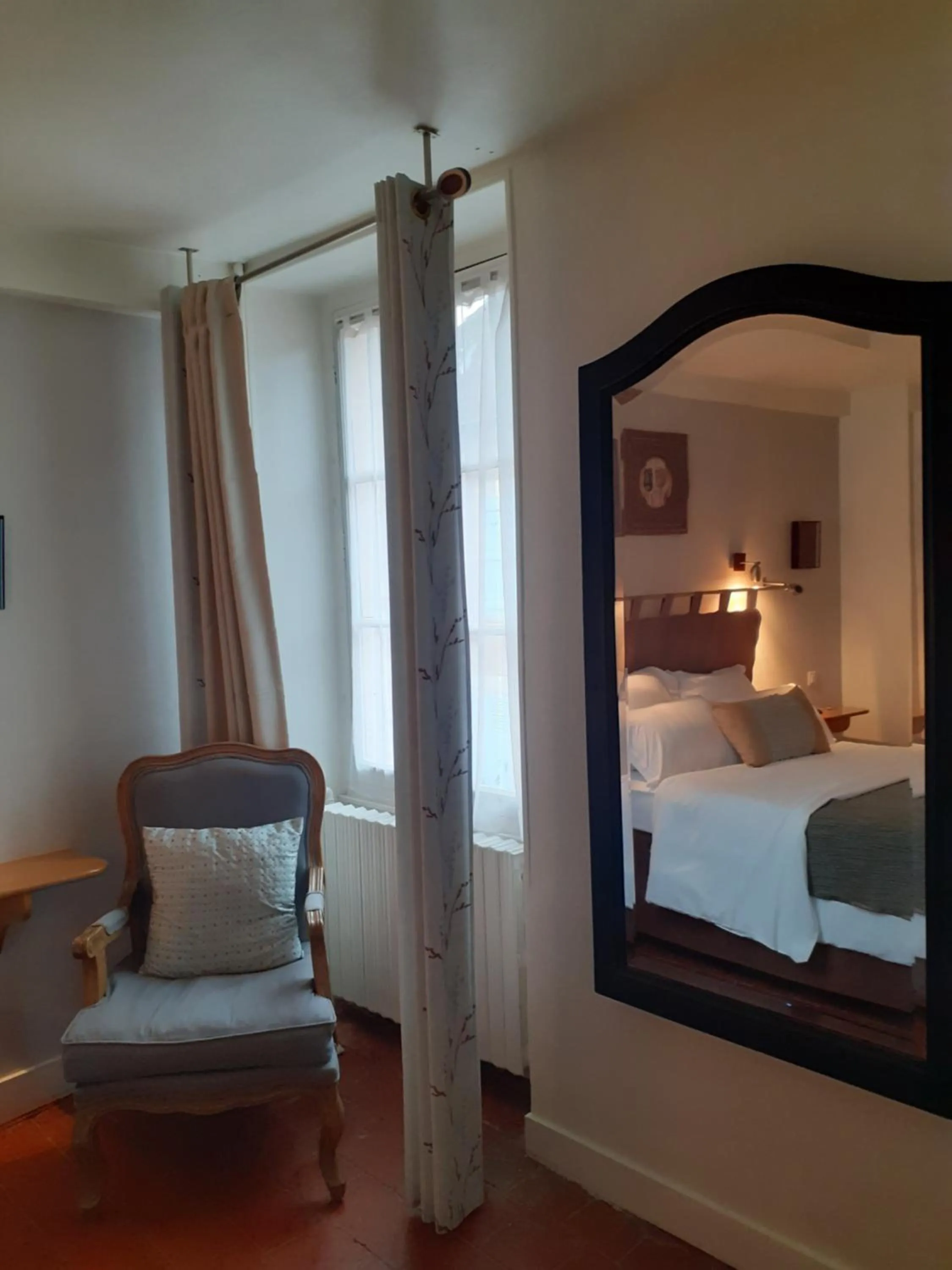 Bedroom, Bed in Le Grand Monarque Donzy