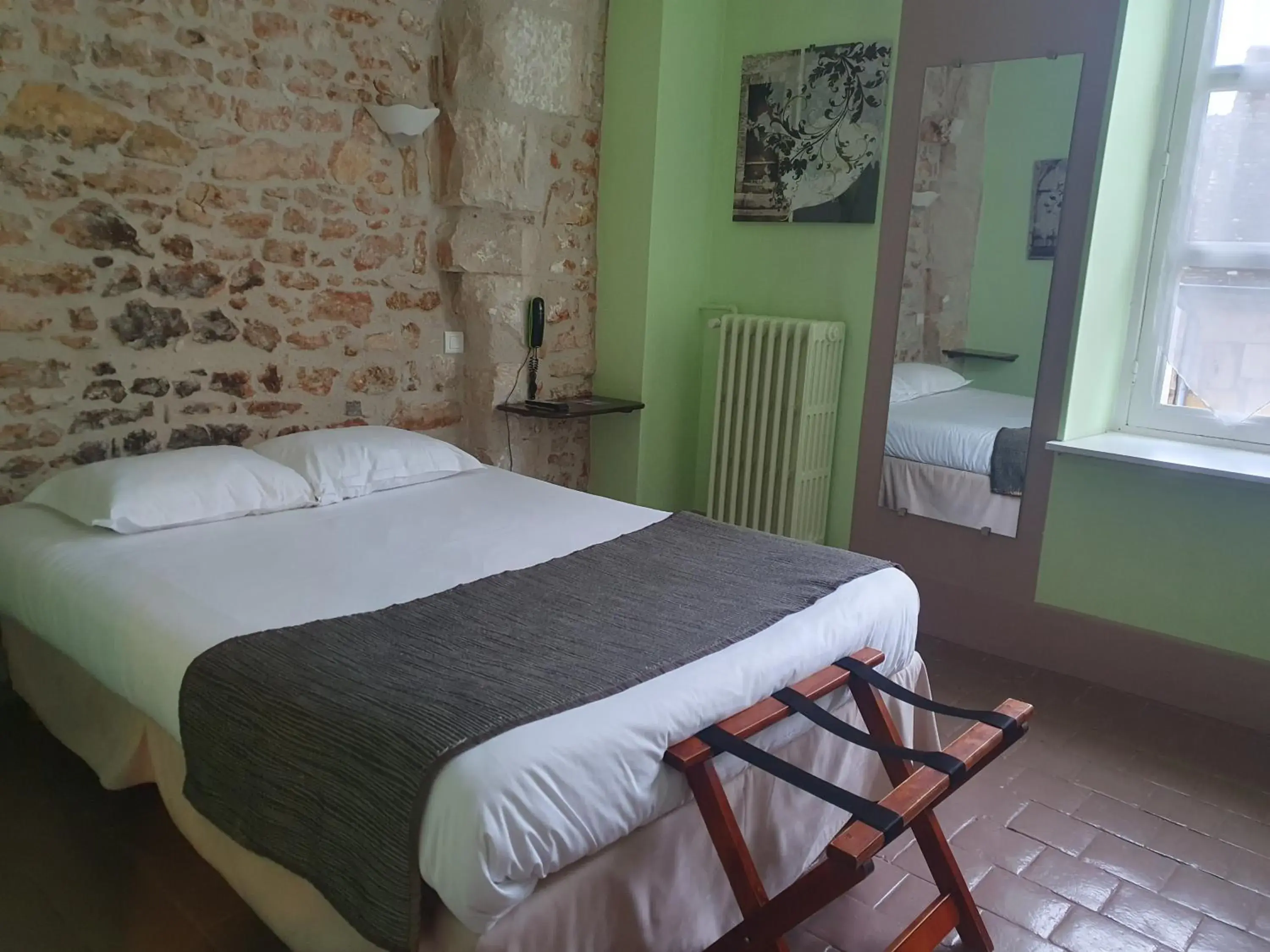 Double Room in Le Grand Monarque Donzy Double Room in Le Grand Monarque Donzy
