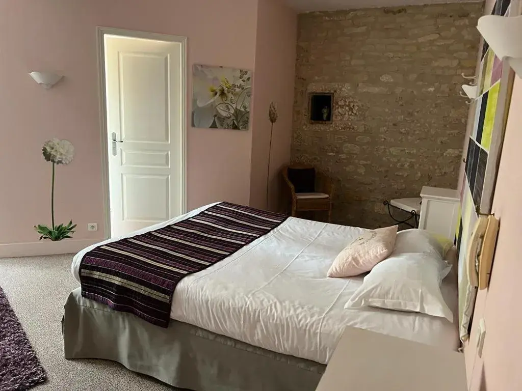 Deluxe Room in Le Grand Monarque Donzy Deluxe Room in Le Grand Monarque Donzy