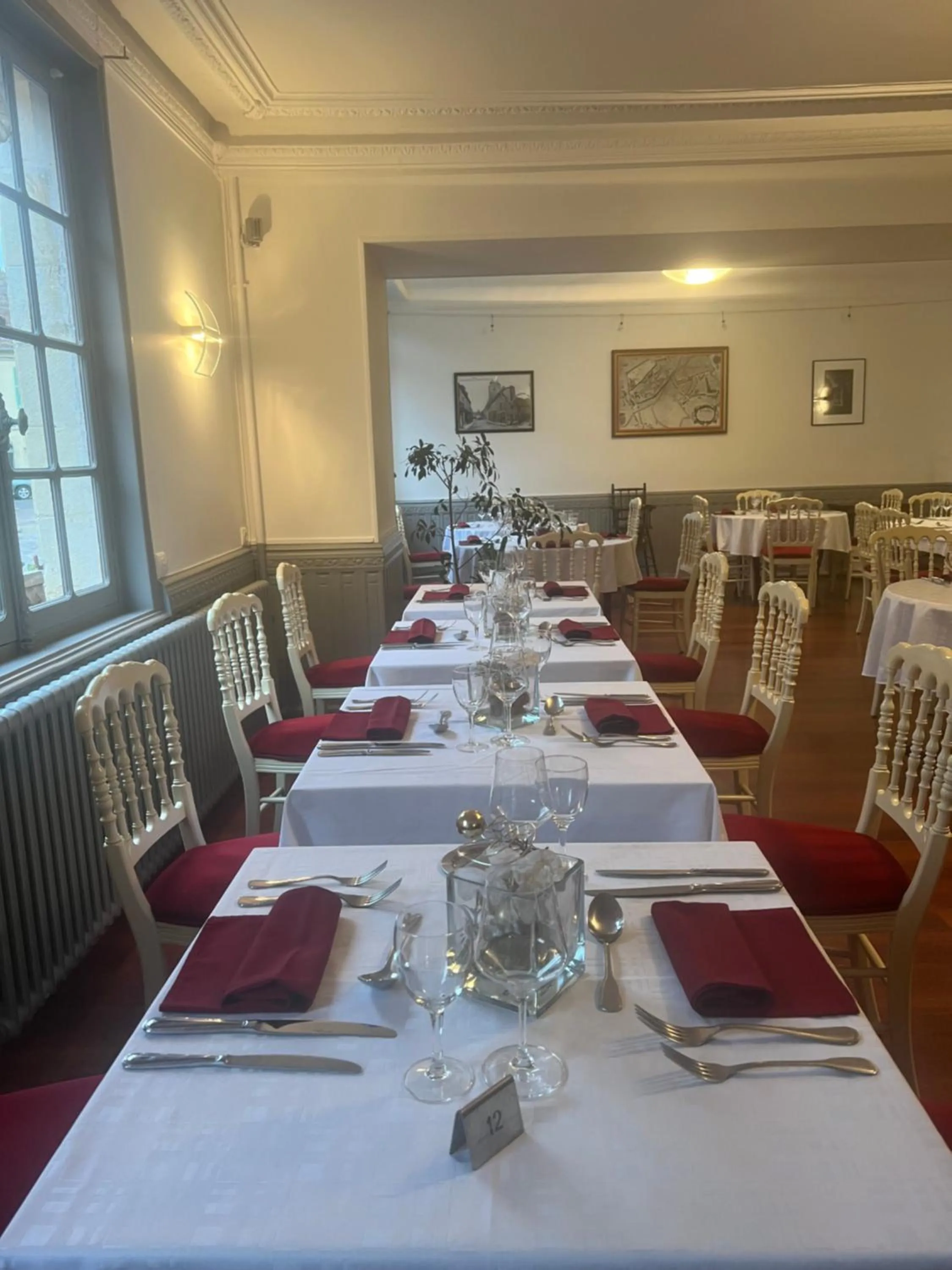 Restaurant/places to eat in Le Grand Monarque Donzy