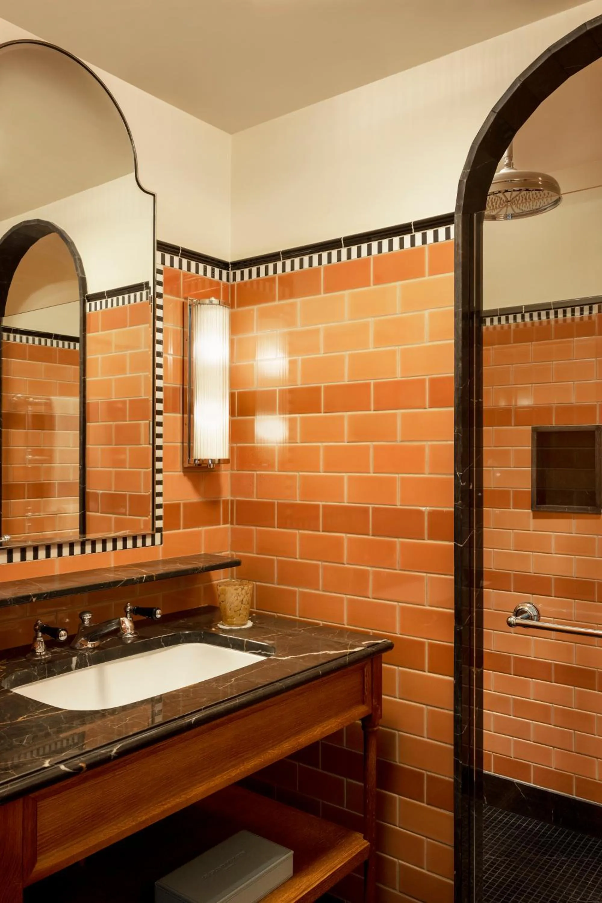 Shower in Le Grand Mazarin