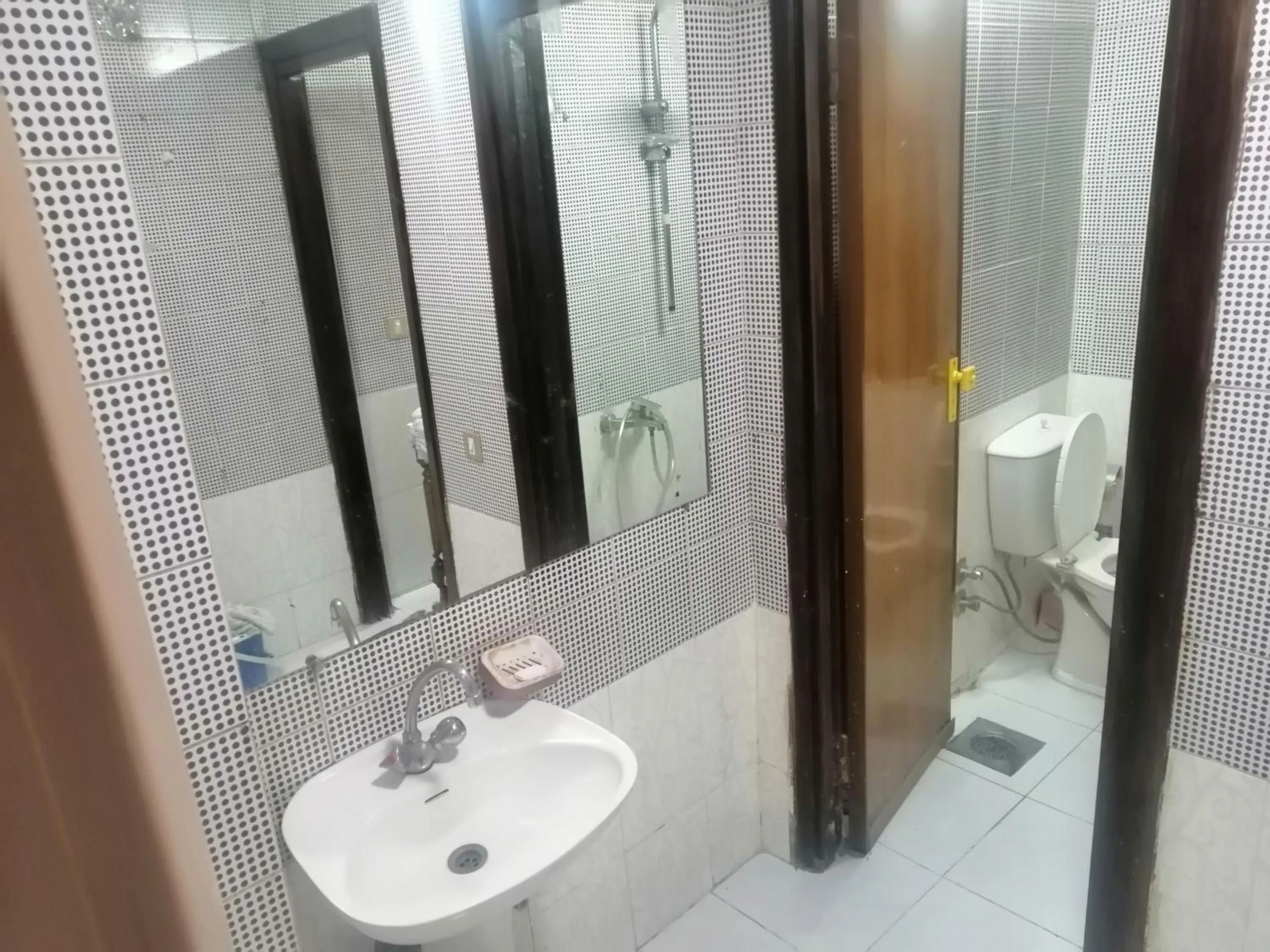 Toilet in Gardenia Hotel