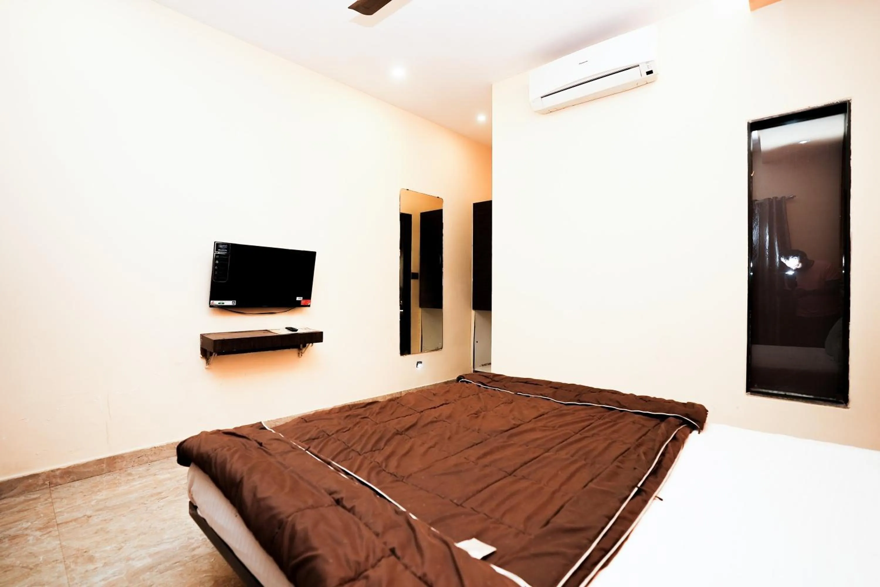 Bedroom, Bed in Dwarka Lawns Cottages
