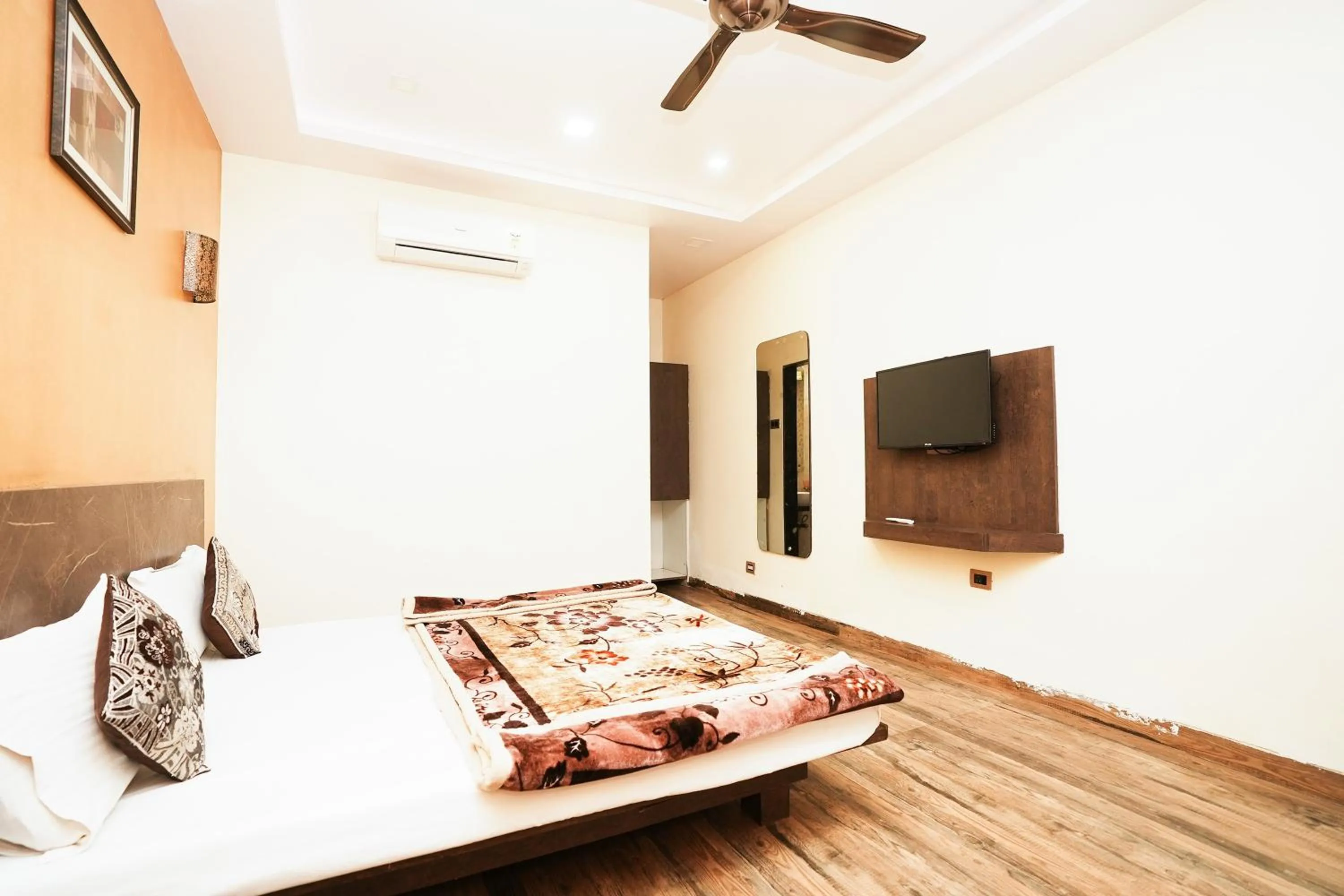 Bedroom, Bed in Dwarka Lawns Cottages