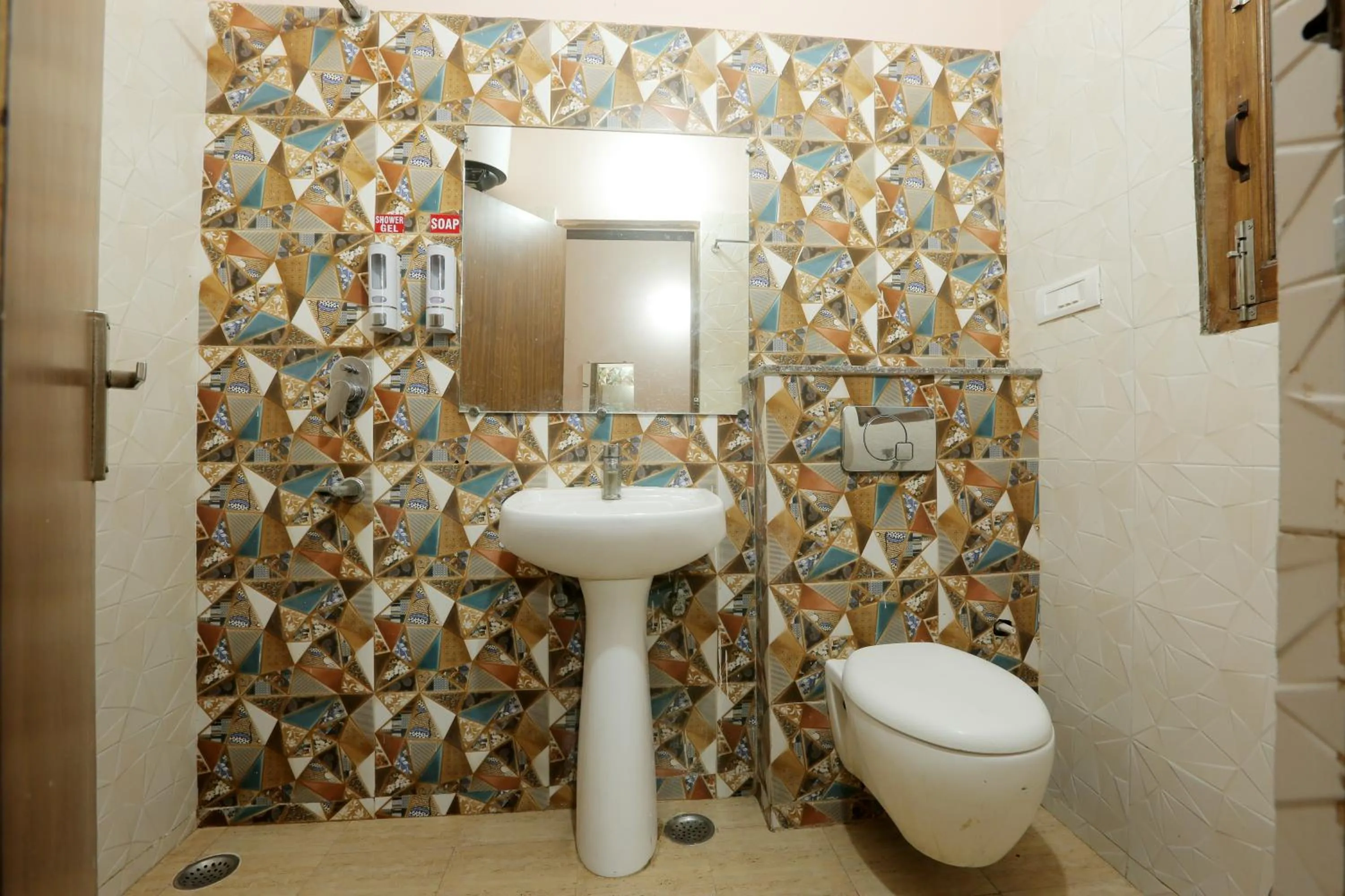 Shower in Hotel Ginger Palace By Aura