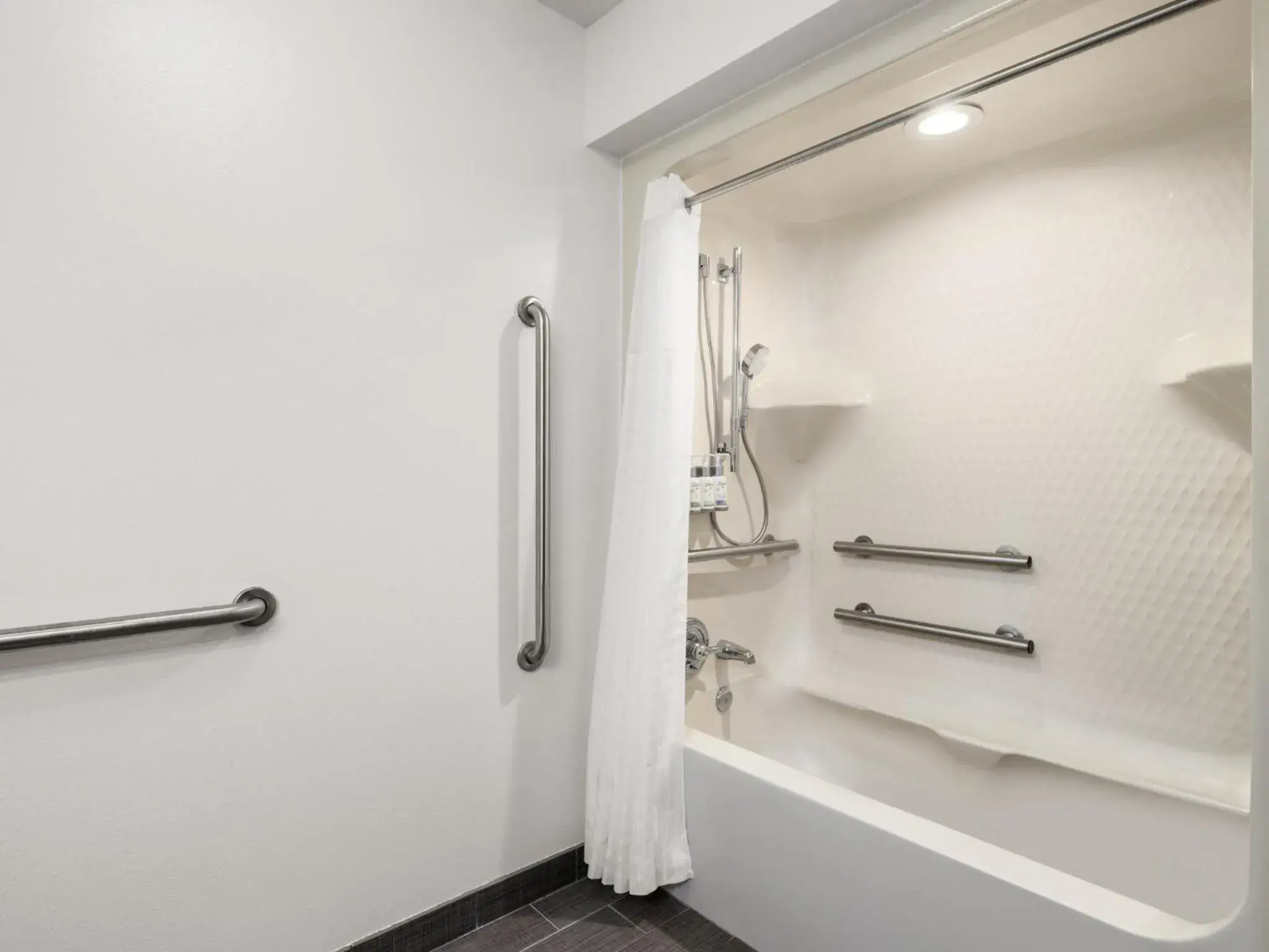 Photo of the whole room in Franklin Inn & Suites Photo of the whole room in Franklin Inn & Suites