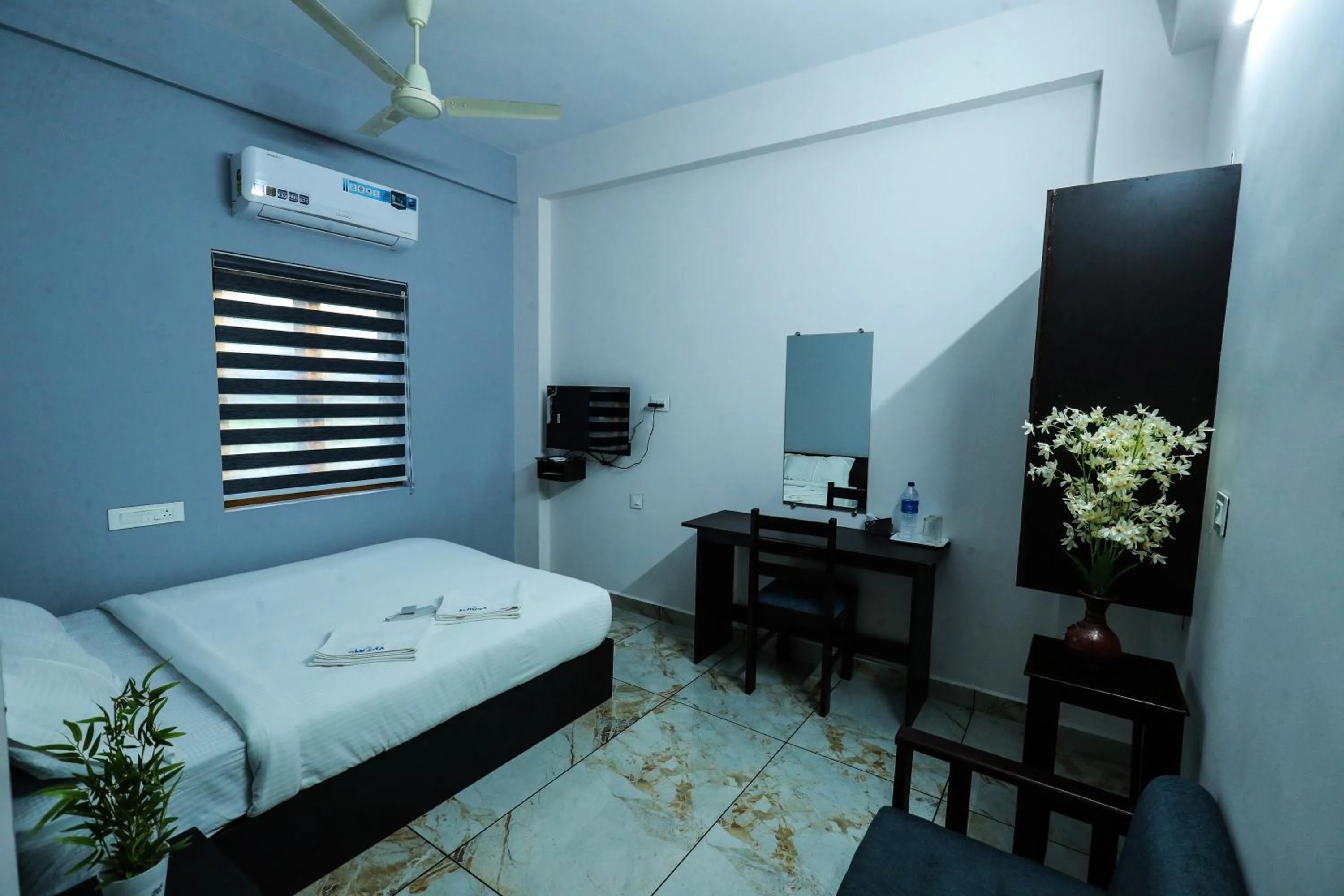 Bed in Aldora Airport Residency