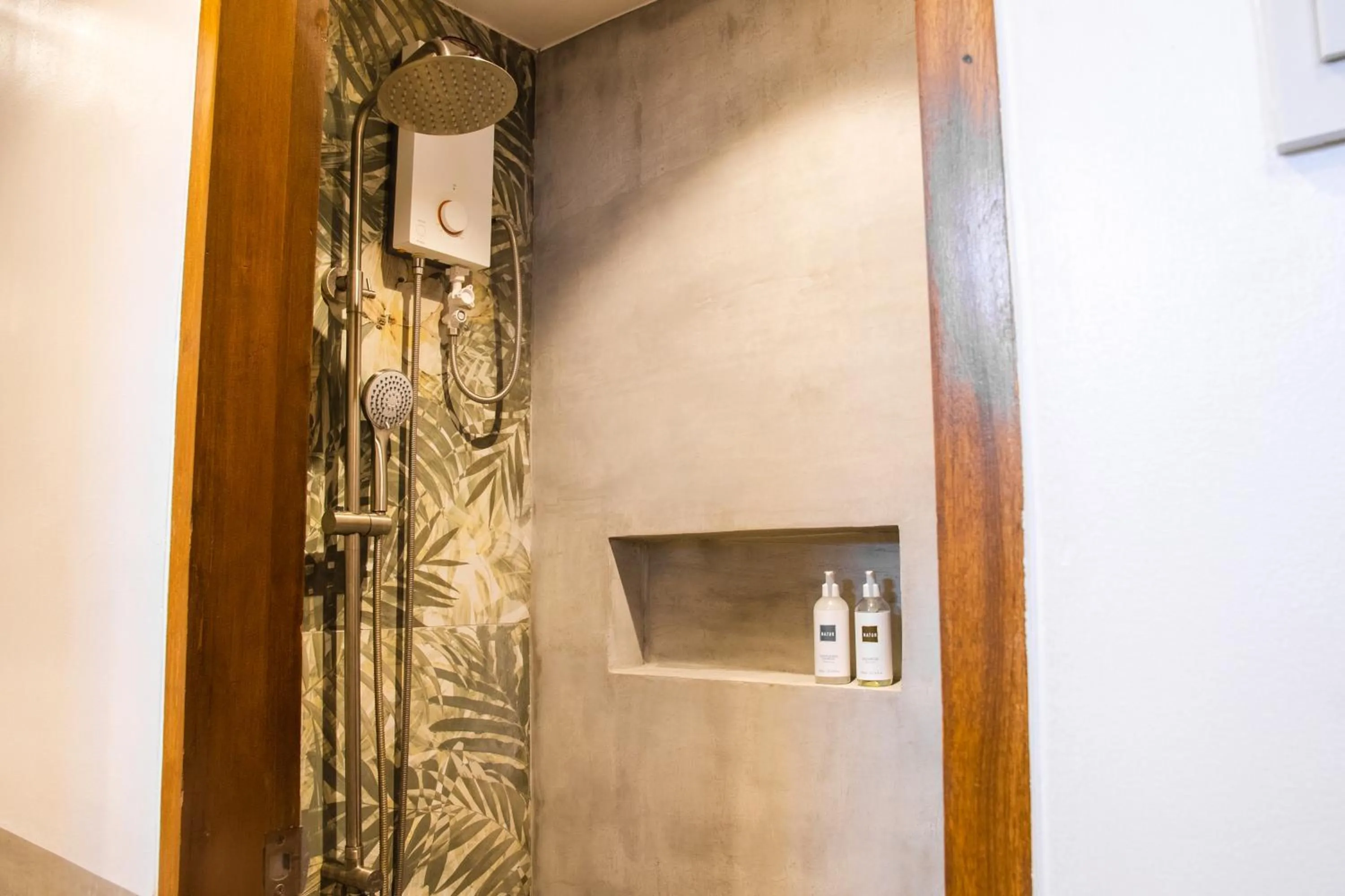 Shower in UNWND Boutique Hotel Calatagan