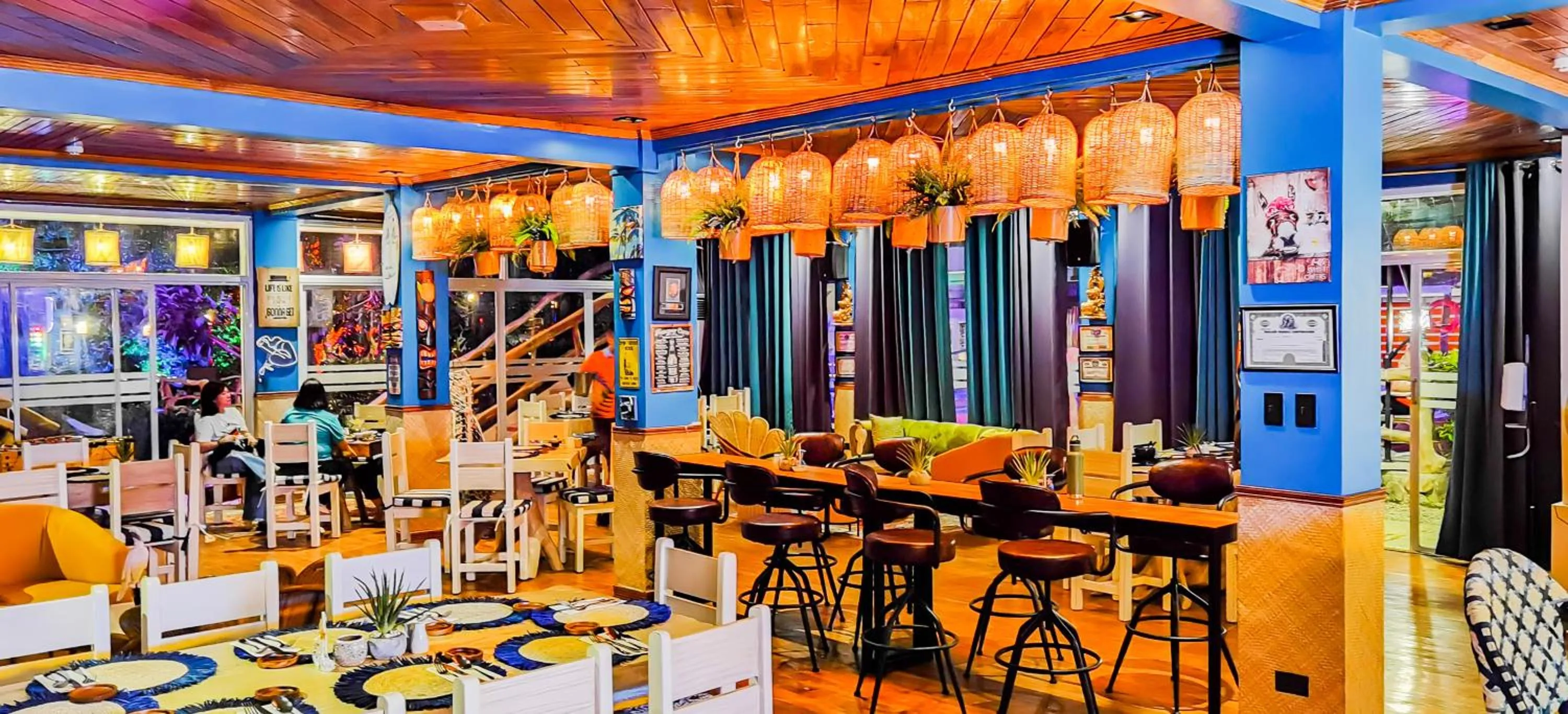 Restaurant/places to eat in UNWND Boutique Hotel Calatagan