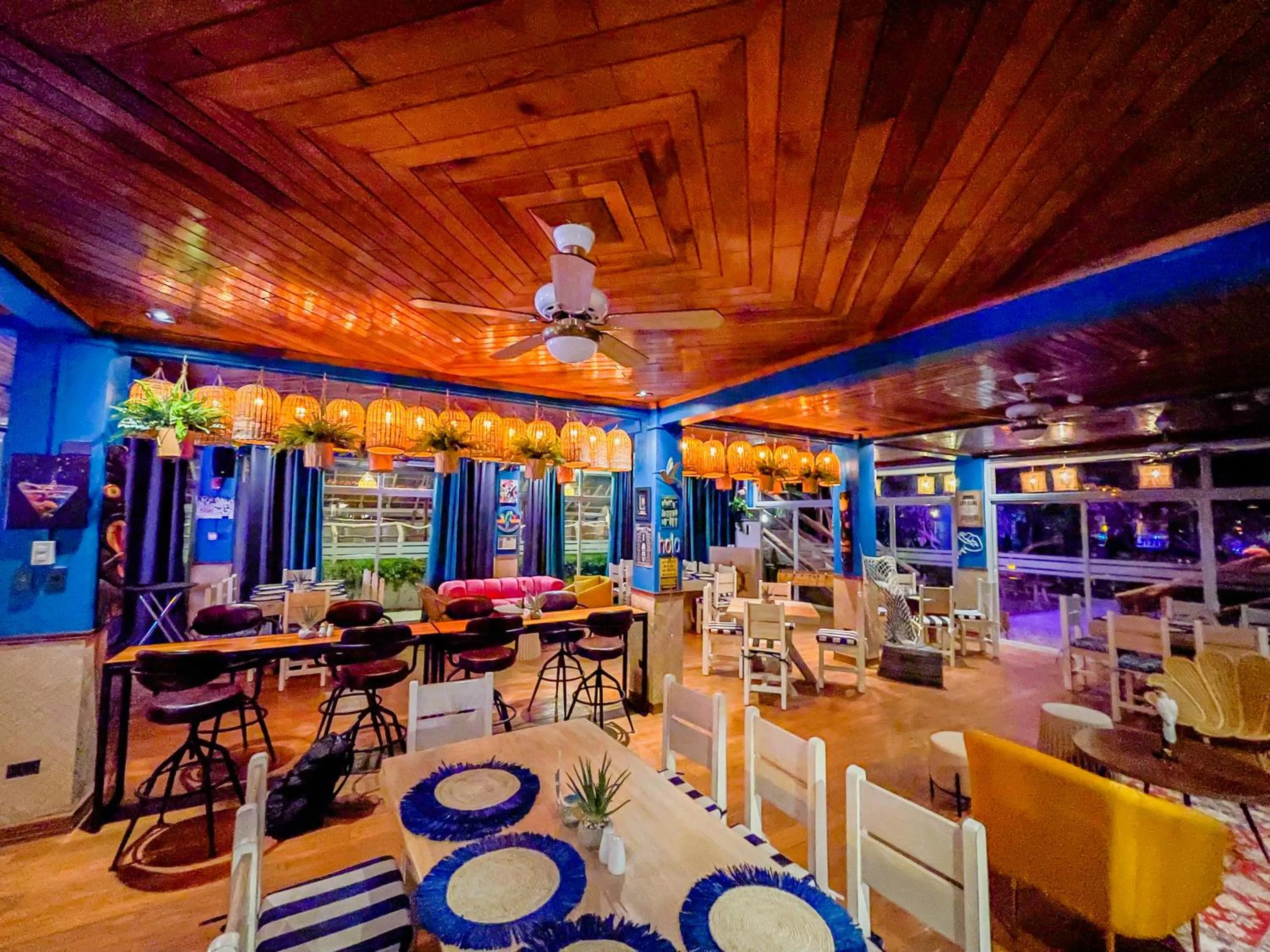 Restaurant/places to eat in UNWND Boutique Hotel Calatagan