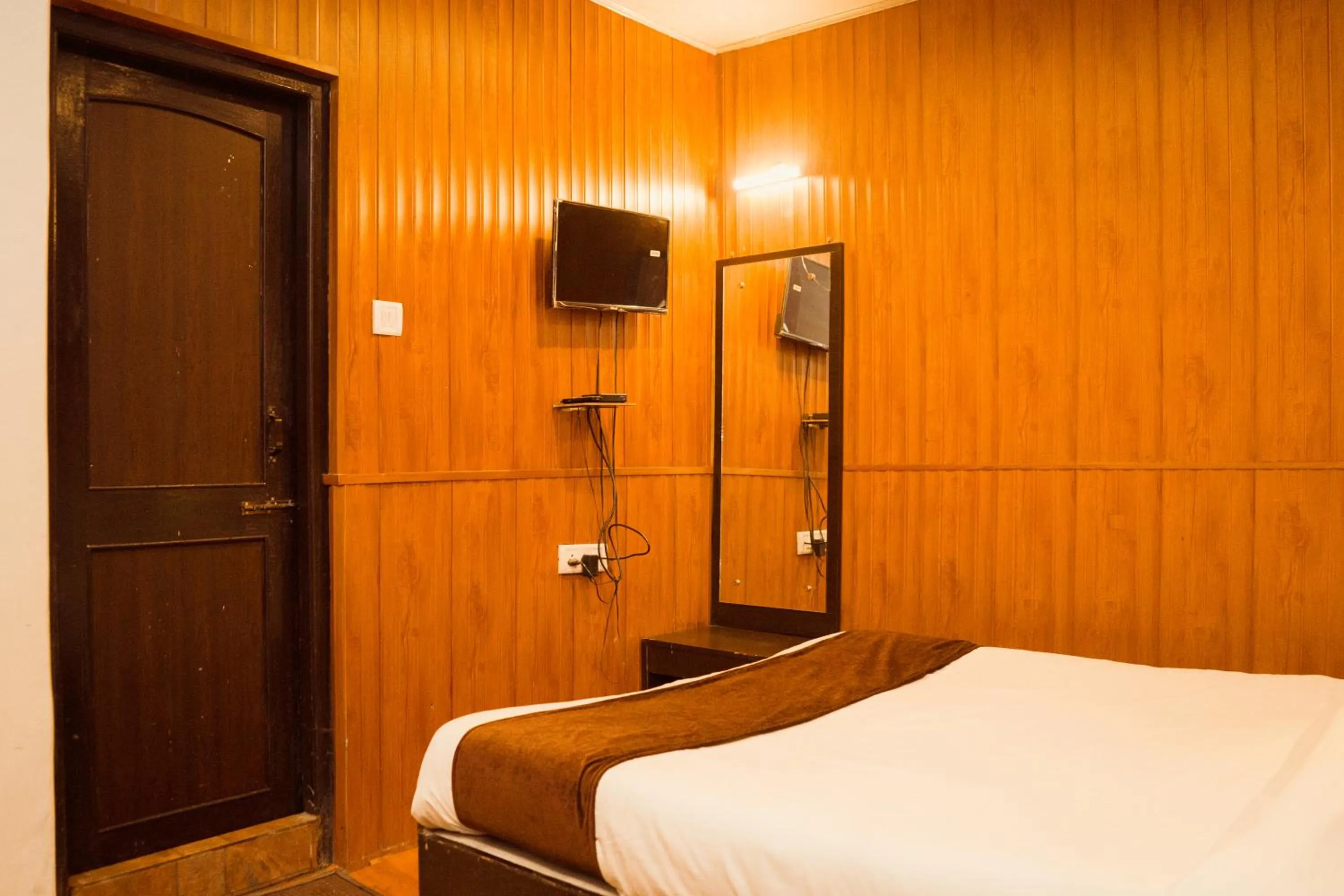 TV and multimedia, Bed in Hotel Siddhi Vinayak Regency, Mg Marg