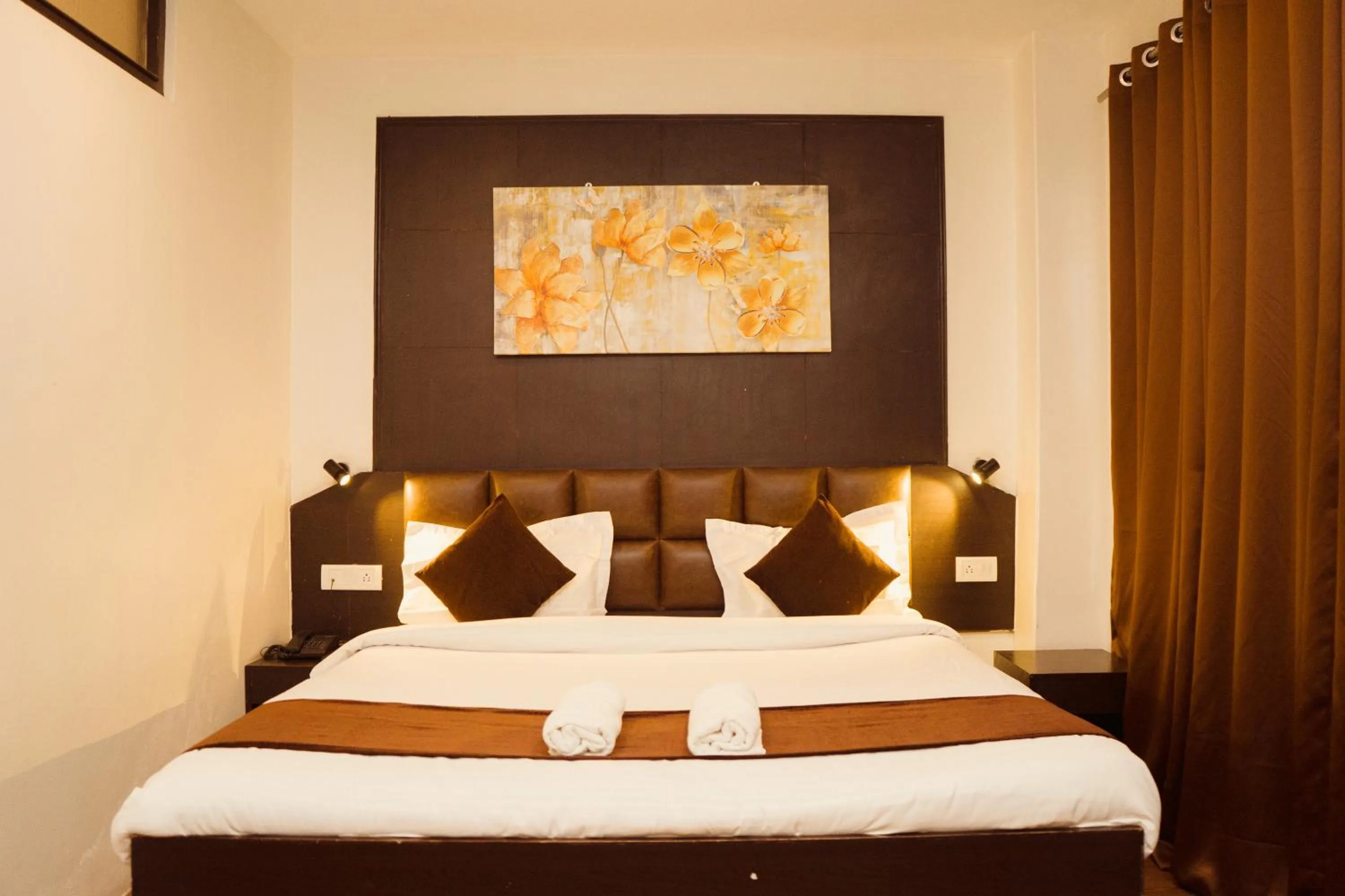 Bed in Hotel Siddhi Vinayak Regency, Mg Marg