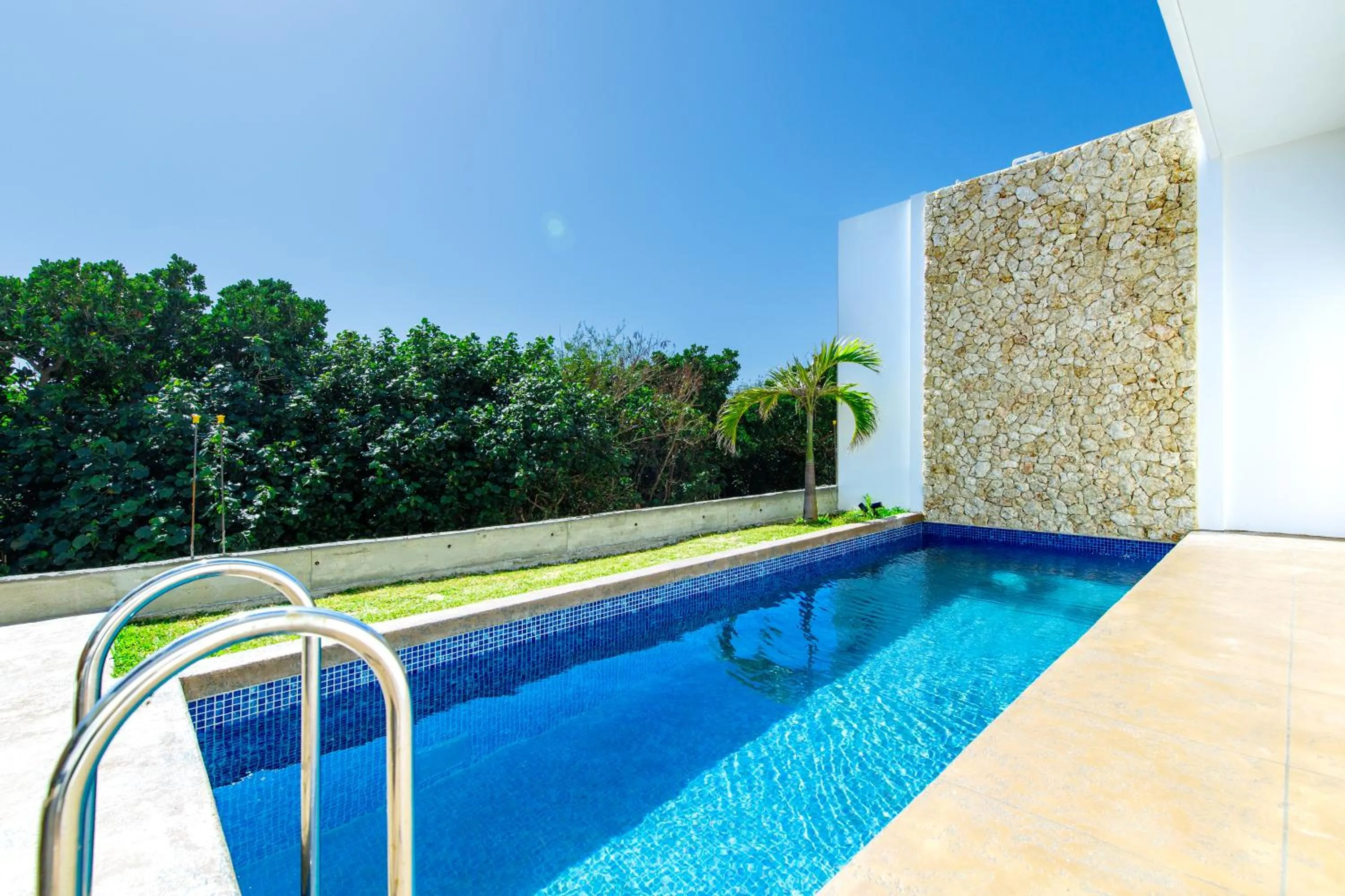 Pool view in Crystal Villa Bayside