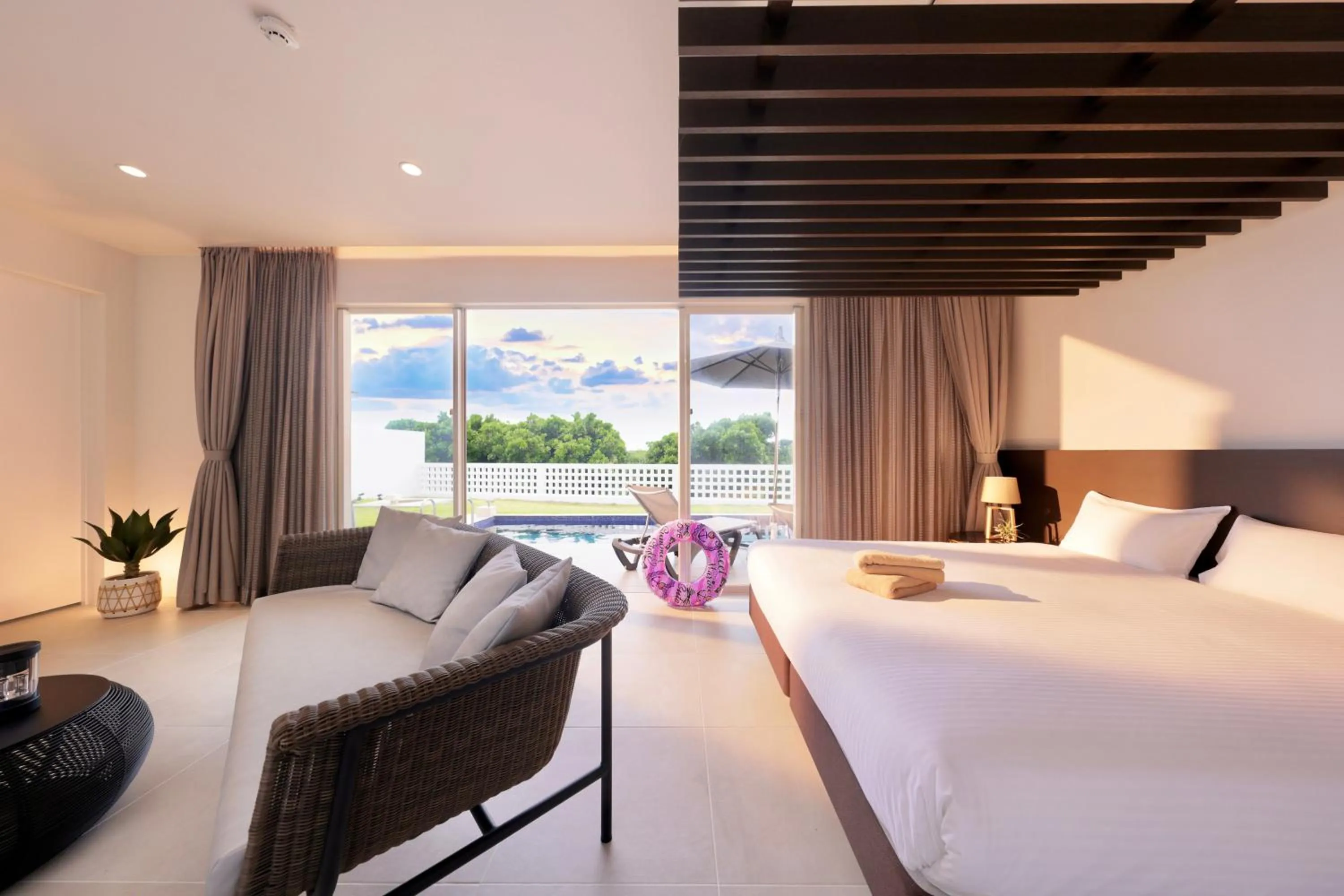 Living room, Bed in Crystal Villa Bayside