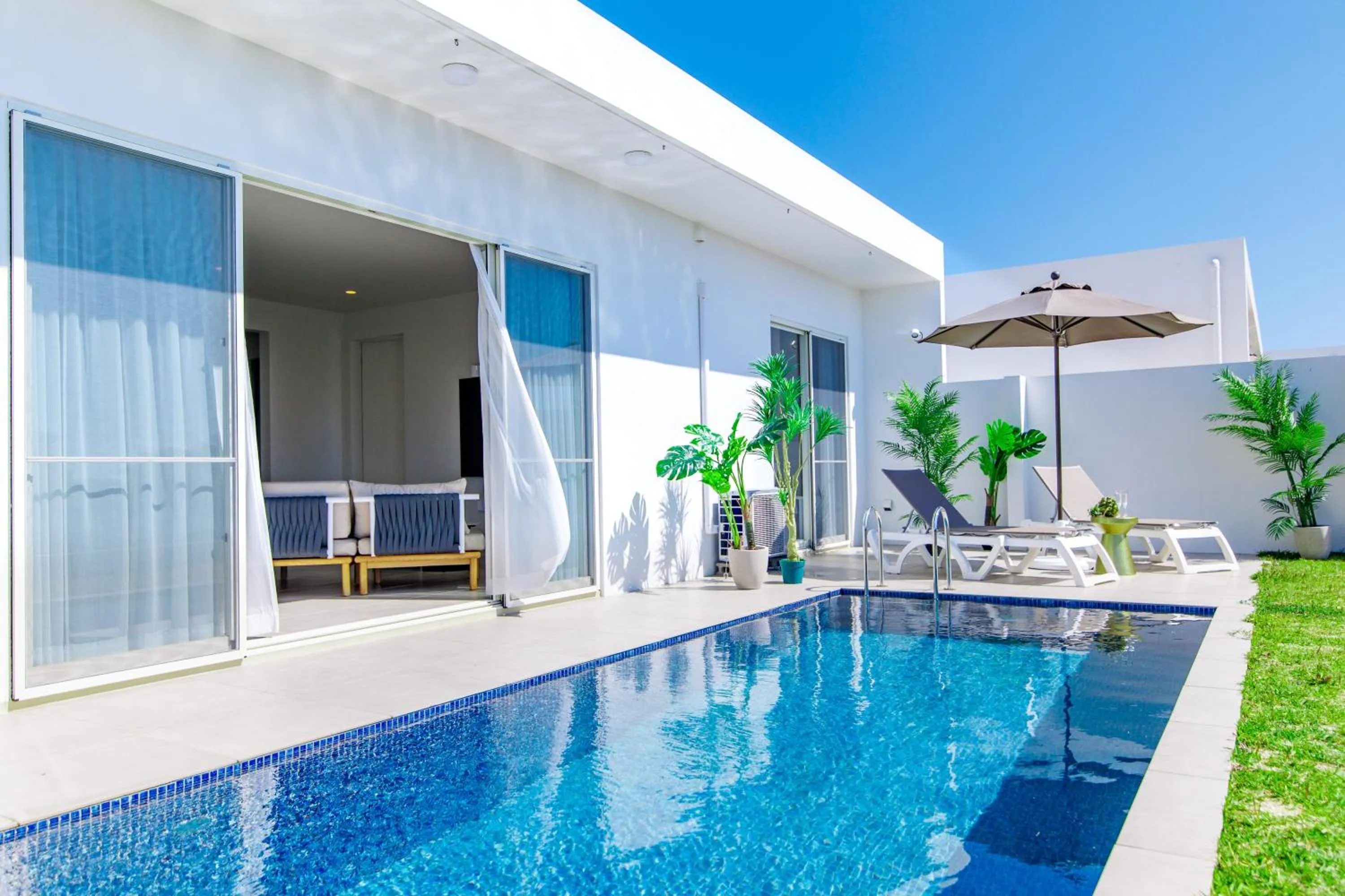 Pool view in Crystal Villa Bayside