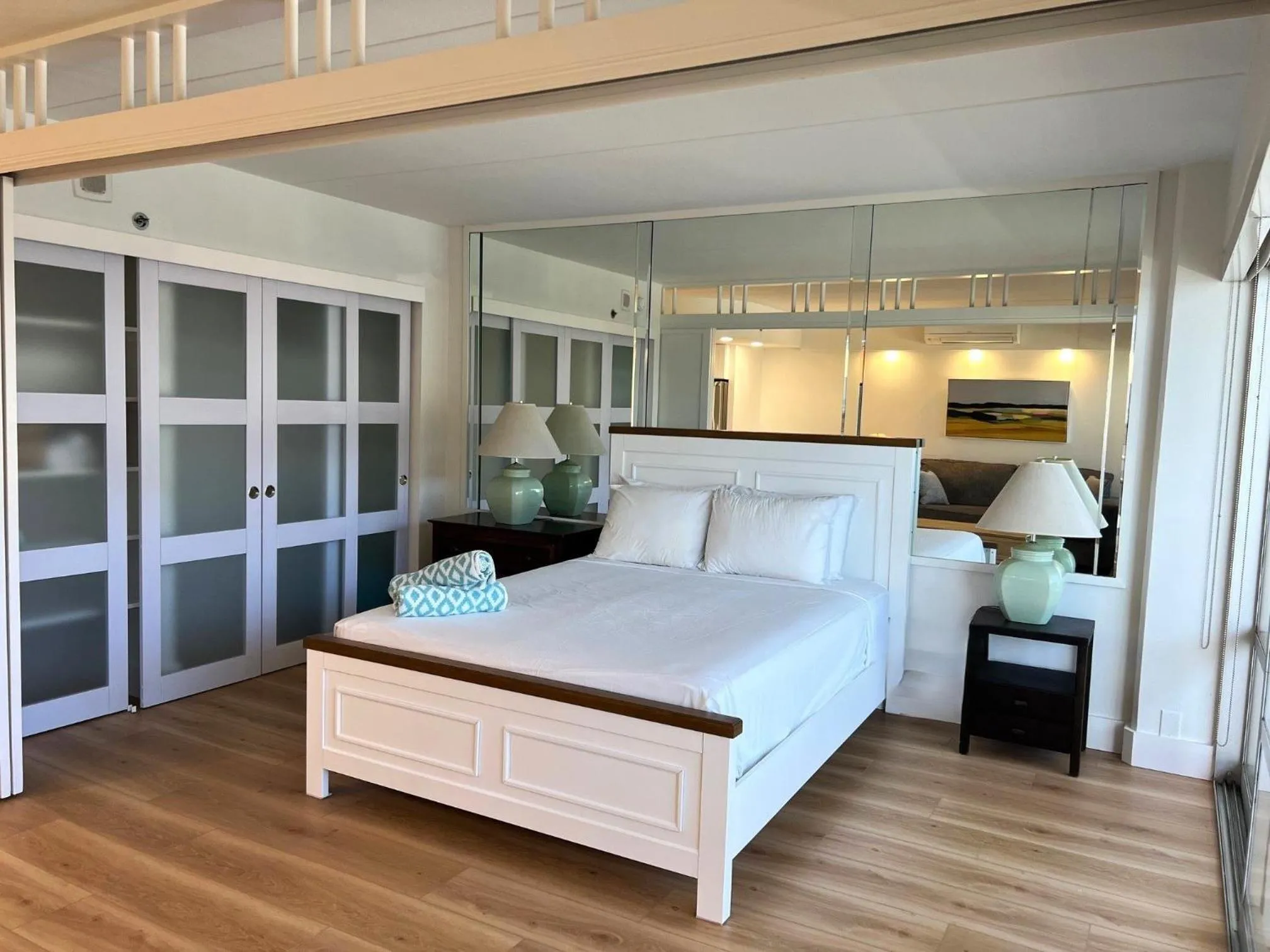 Bed in Ilikai Tower 1936 condo