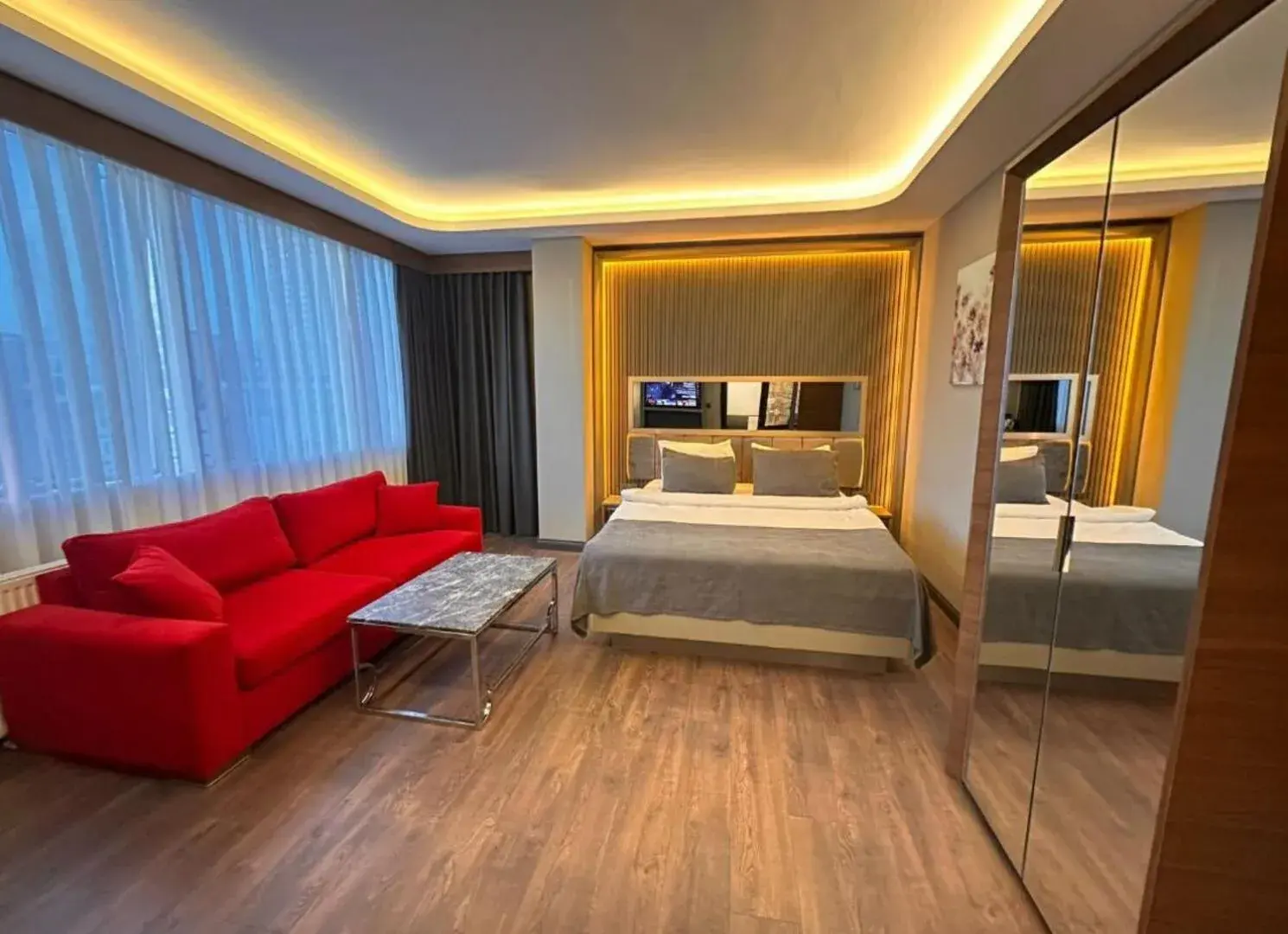 Photo of the whole room, Bed in 216 Eagle Palace Suite Photo of the whole room, Bed in 216 Eagle Palace Suite