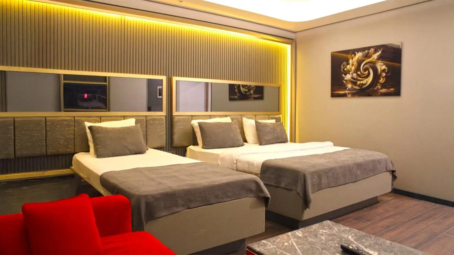 Photo of the whole room, Bed in 216 Eagle Palace Suite Photo of the whole room, Bed in 216 Eagle Palace Suite