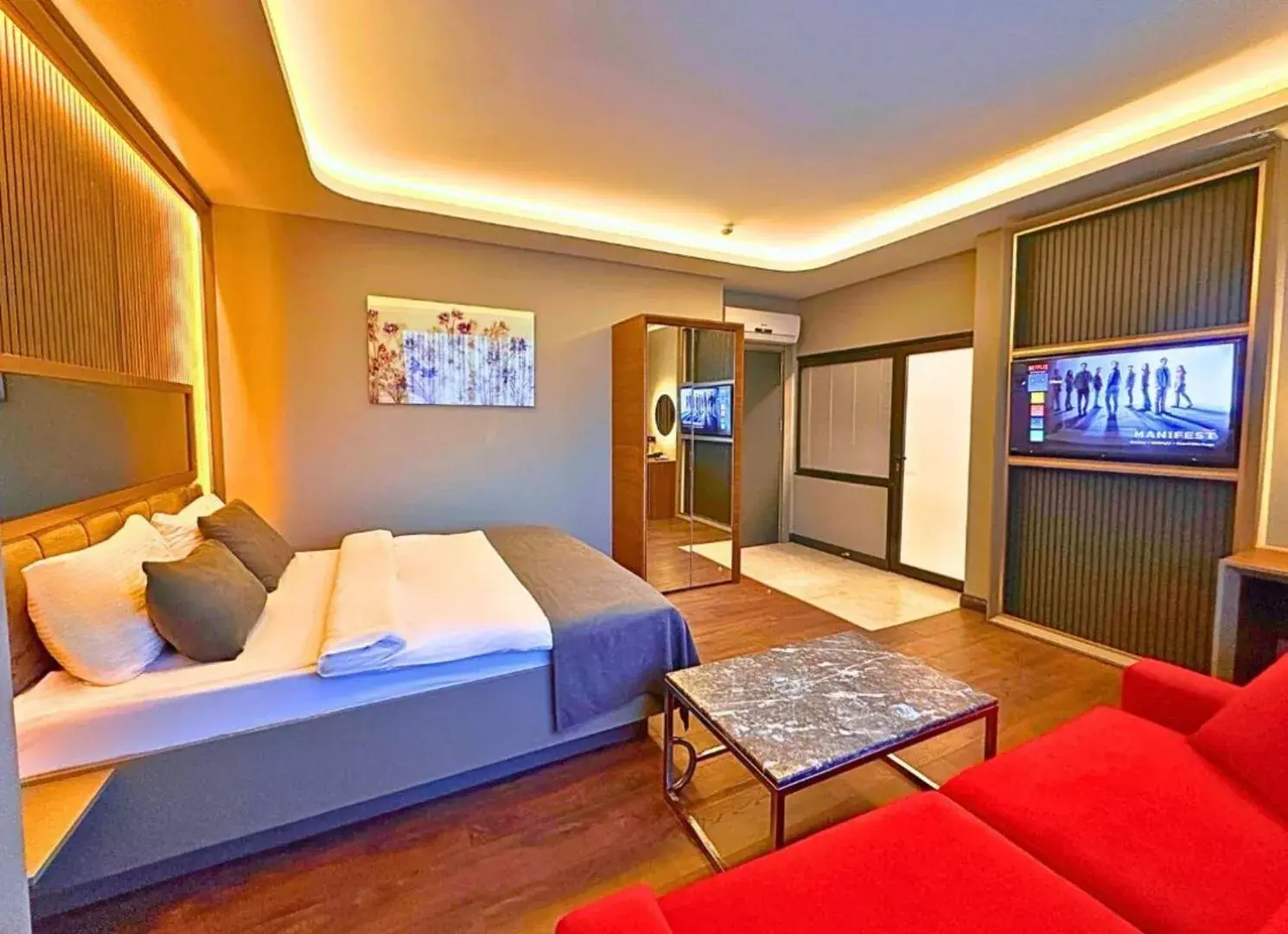 Photo of the whole room, Bed in 216 Eagle Palace Suite Photo of the whole room, Bed in 216 Eagle Palace Suite