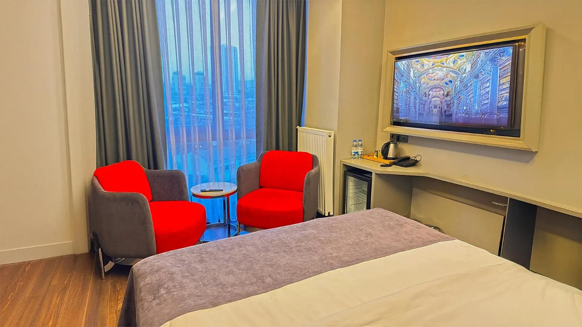 Communal lounge/ TV room, Bed in 216 Eagle Palace Suite