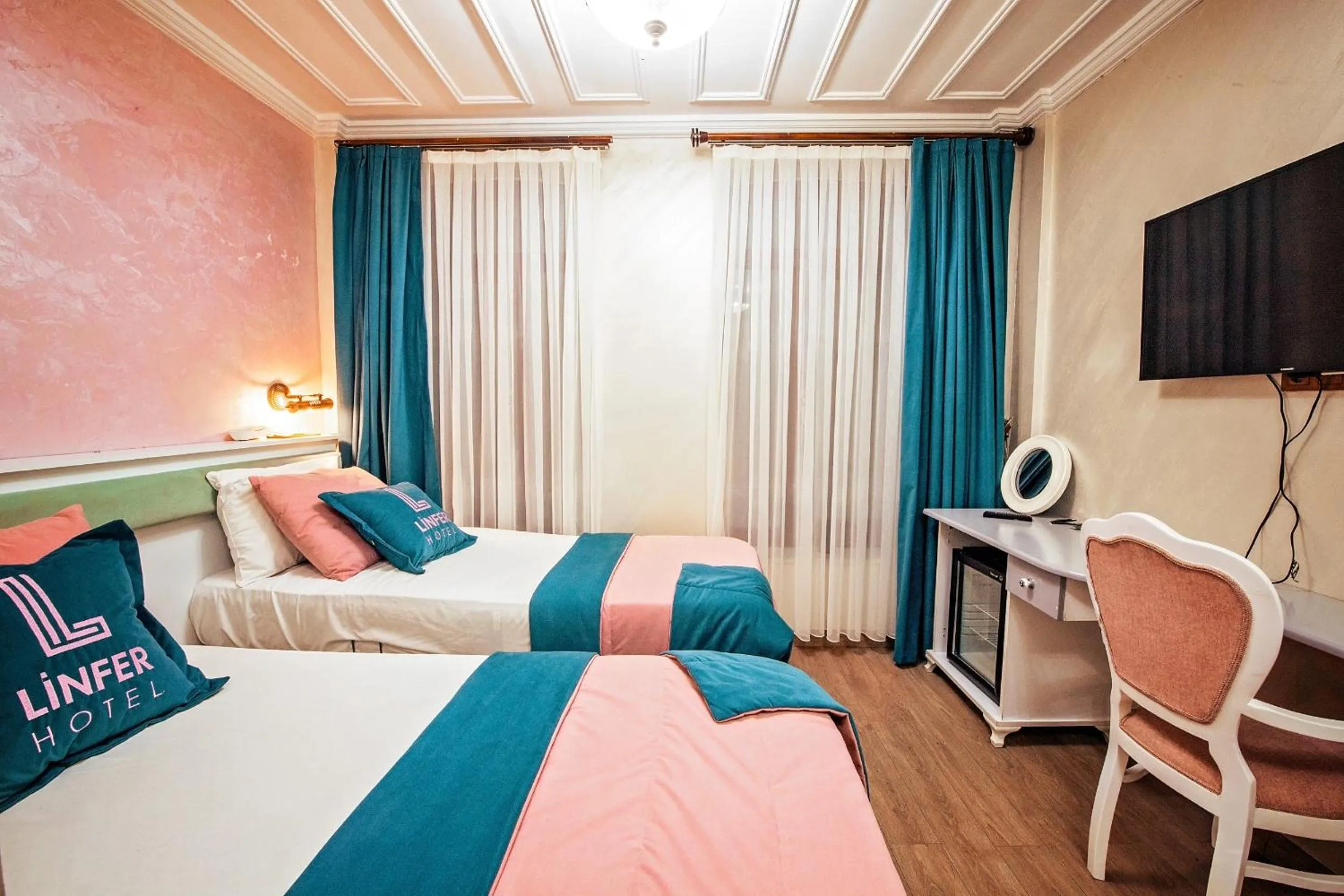 Communal lounge/ TV room, Bed in Linfer Hotel Taksim