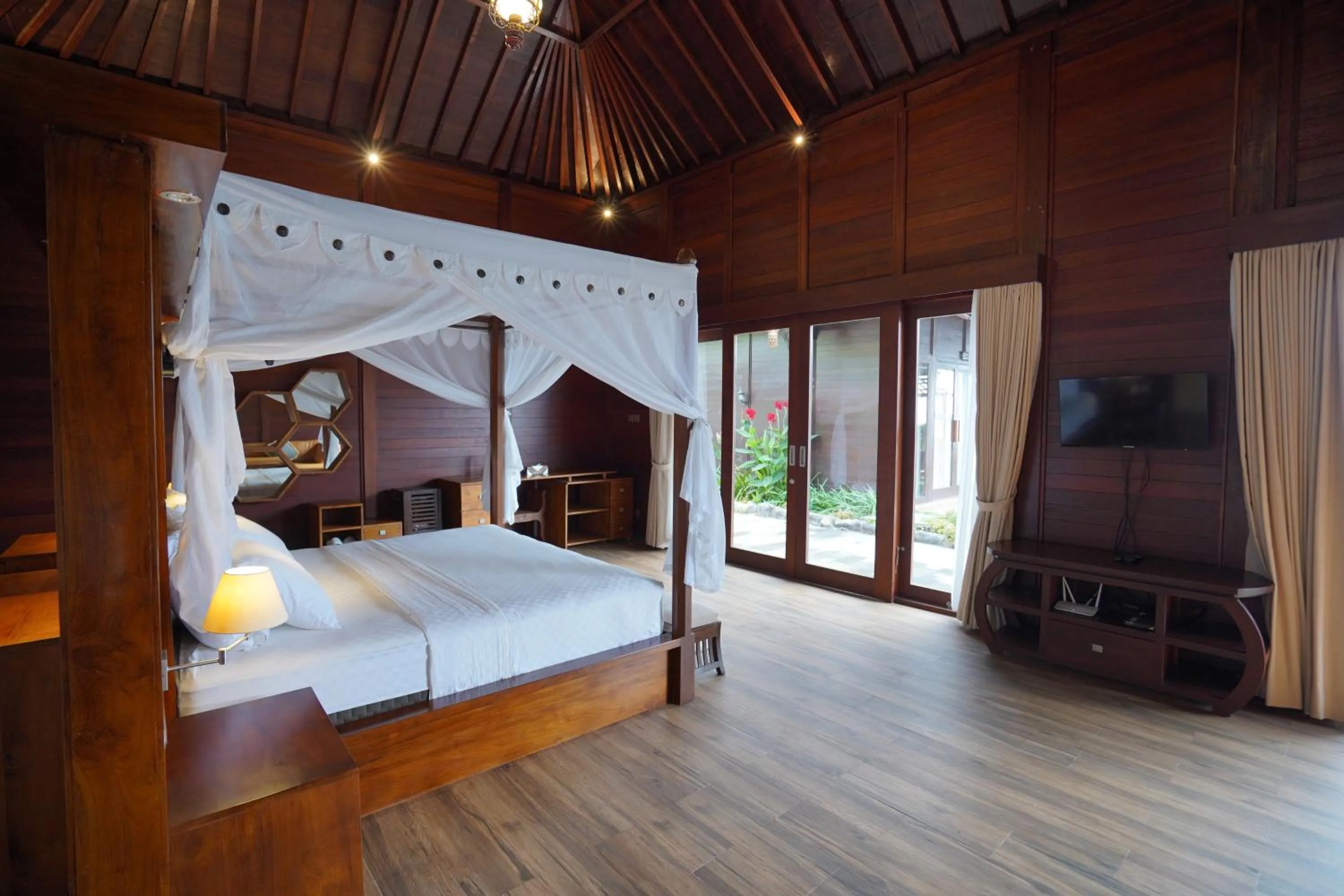 Communal lounge/ TV room, Bed in Shankara Munduk Bali