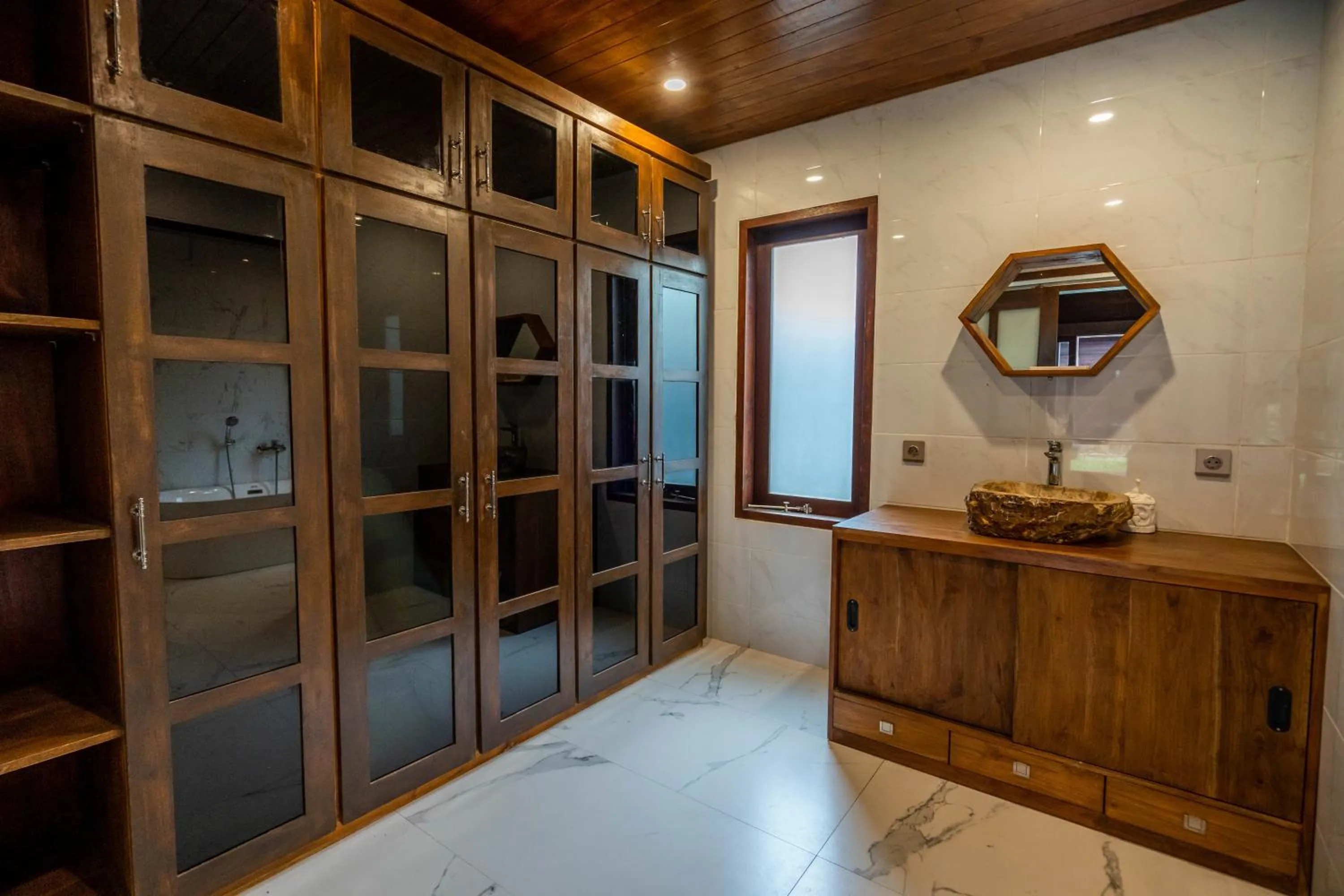 wardrobe in Shankara Munduk Bali