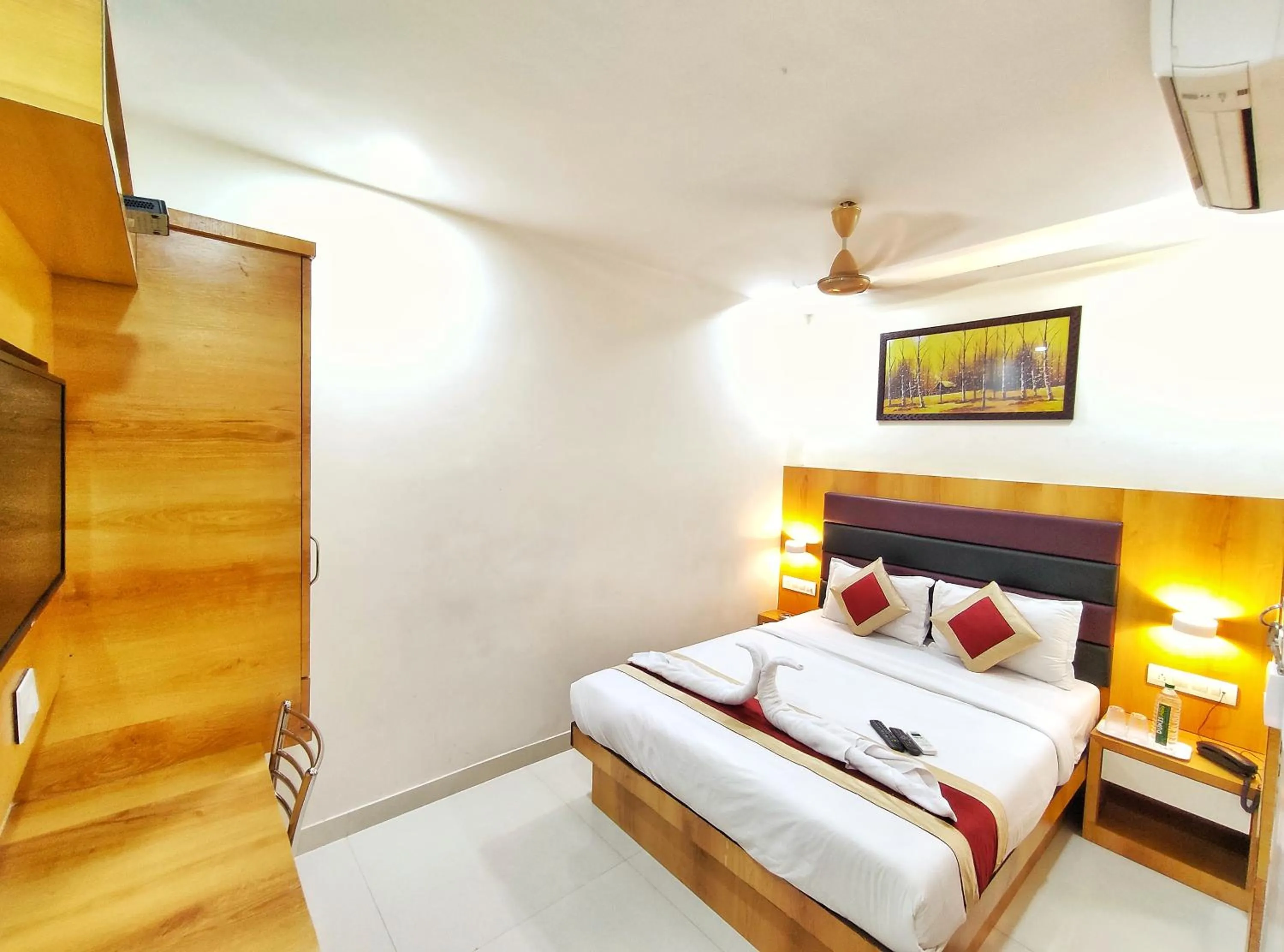 Bedroom, Bed in Gateway Suites