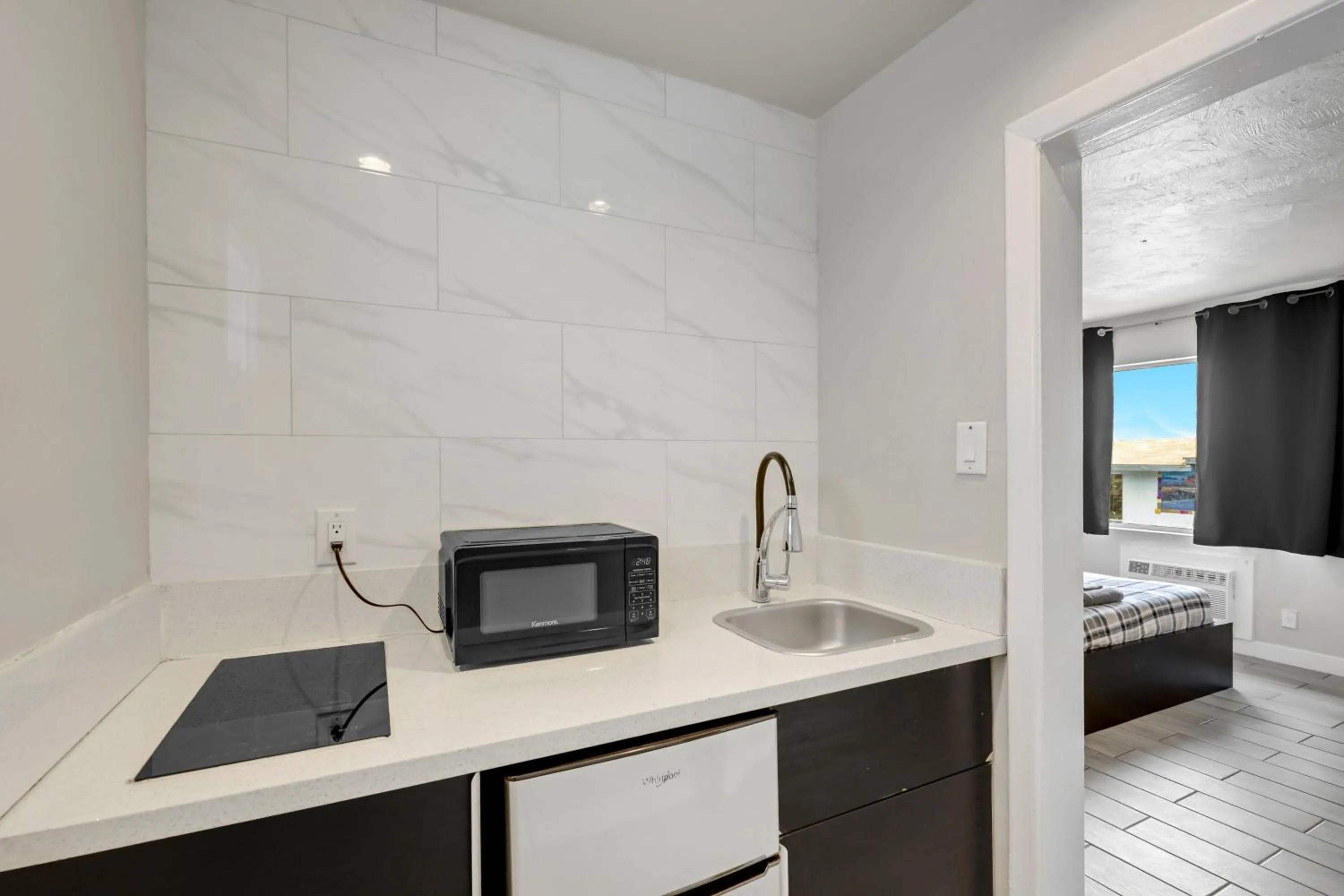 Kitchen or kitchenette, Bed in Desert Moon Motel