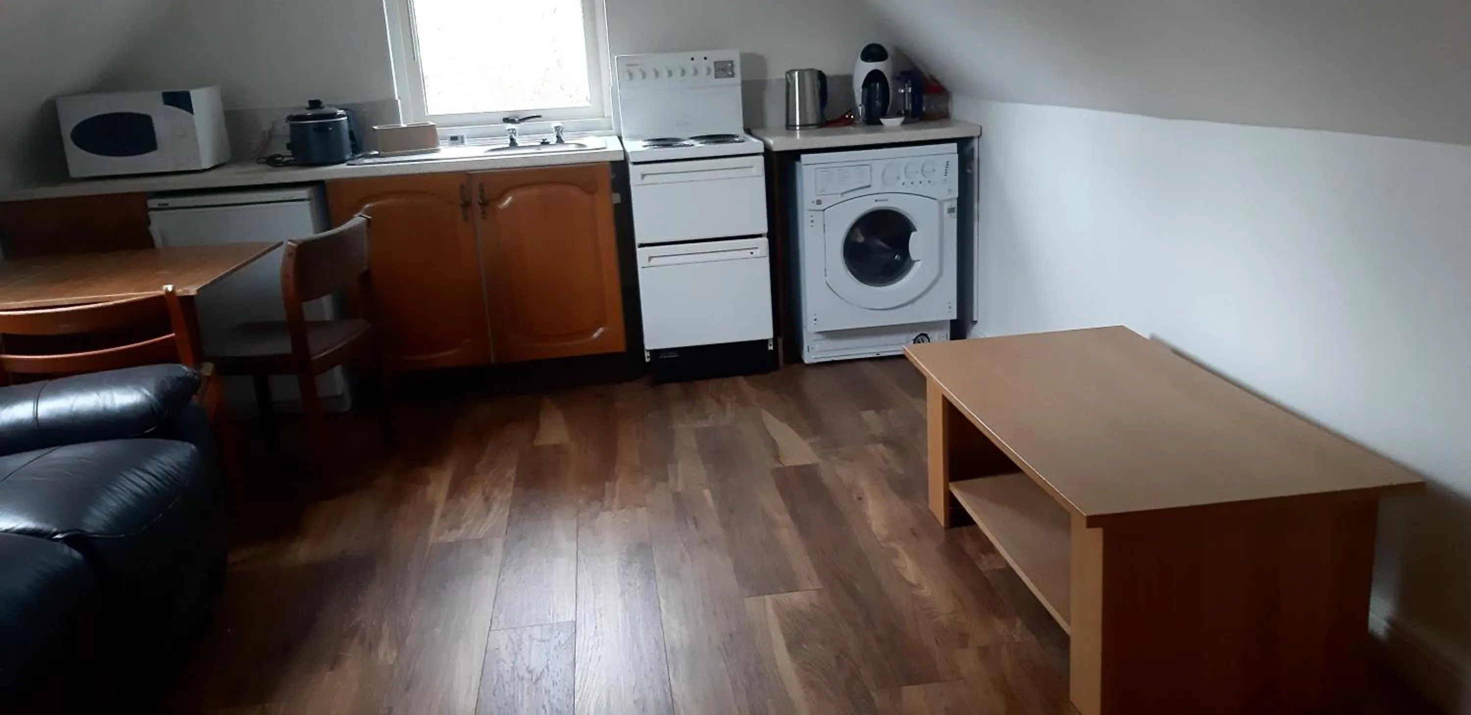 1 Bed Flat - Sleeps 4 - Garden - Parking - Wifi
