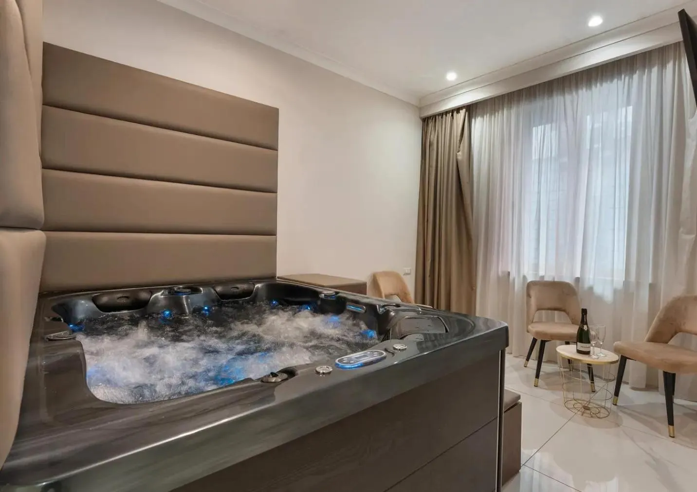 Hot Tub in Imperatrice Suites