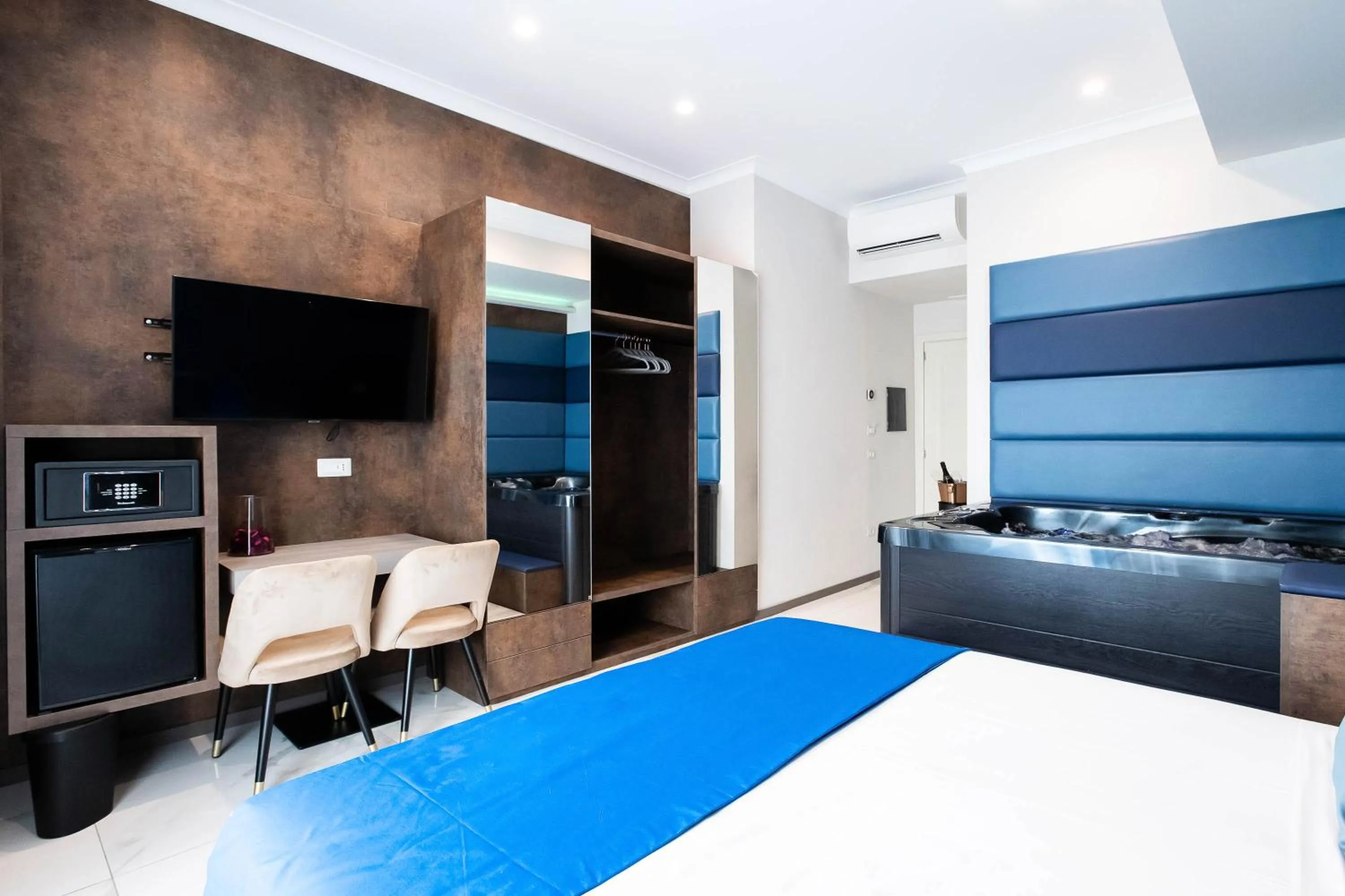 Photo of the whole room, Bed in Imperatrice Suites