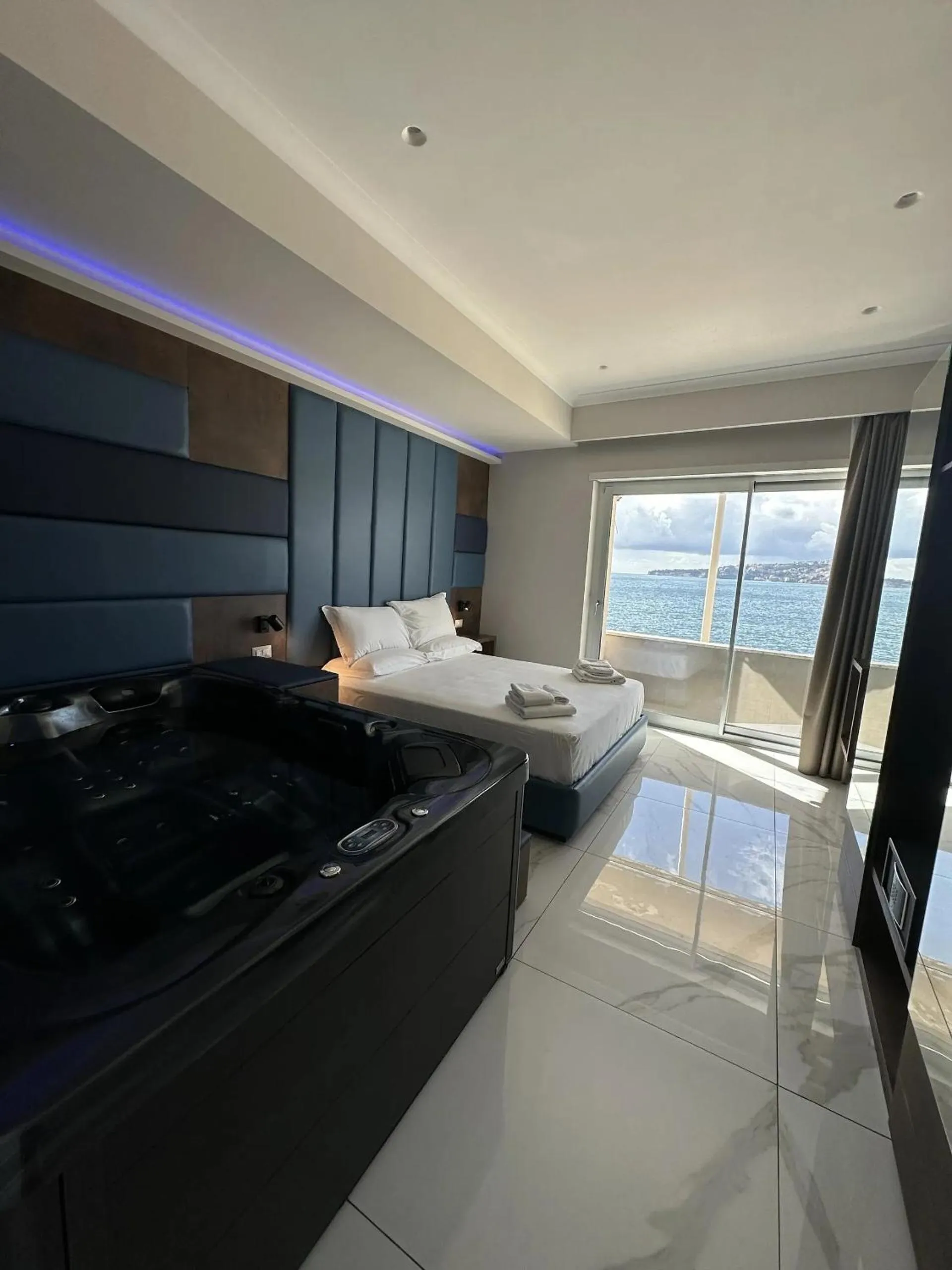 Photo of the whole room, Bed in Imperatrice Suites