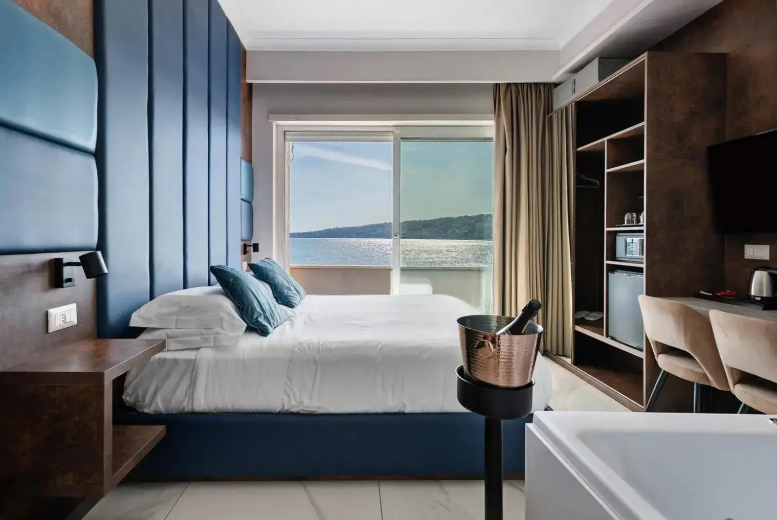 Deluxe Double Room with Sea View in Imperatrice Suites Deluxe Double Room with Sea View in Imperatrice Suites