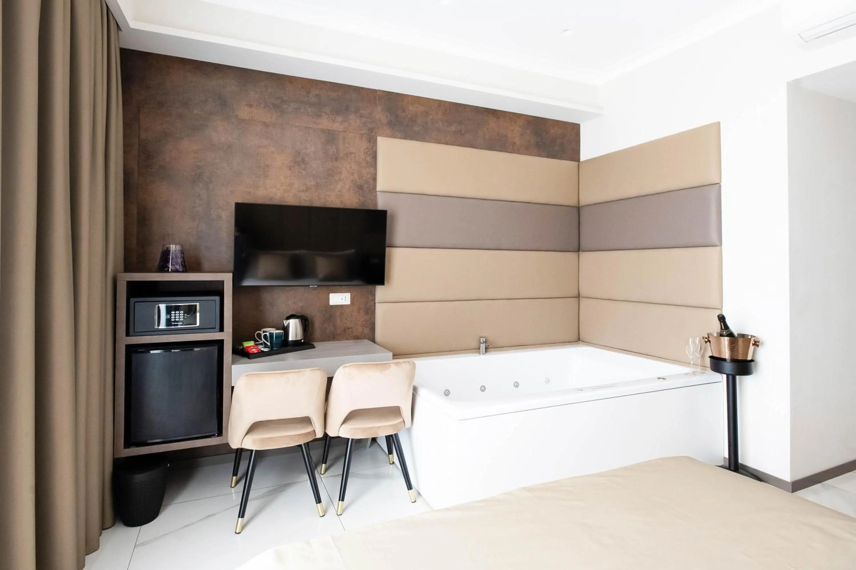 Hot Tub, Bed in Imperatrice Suites